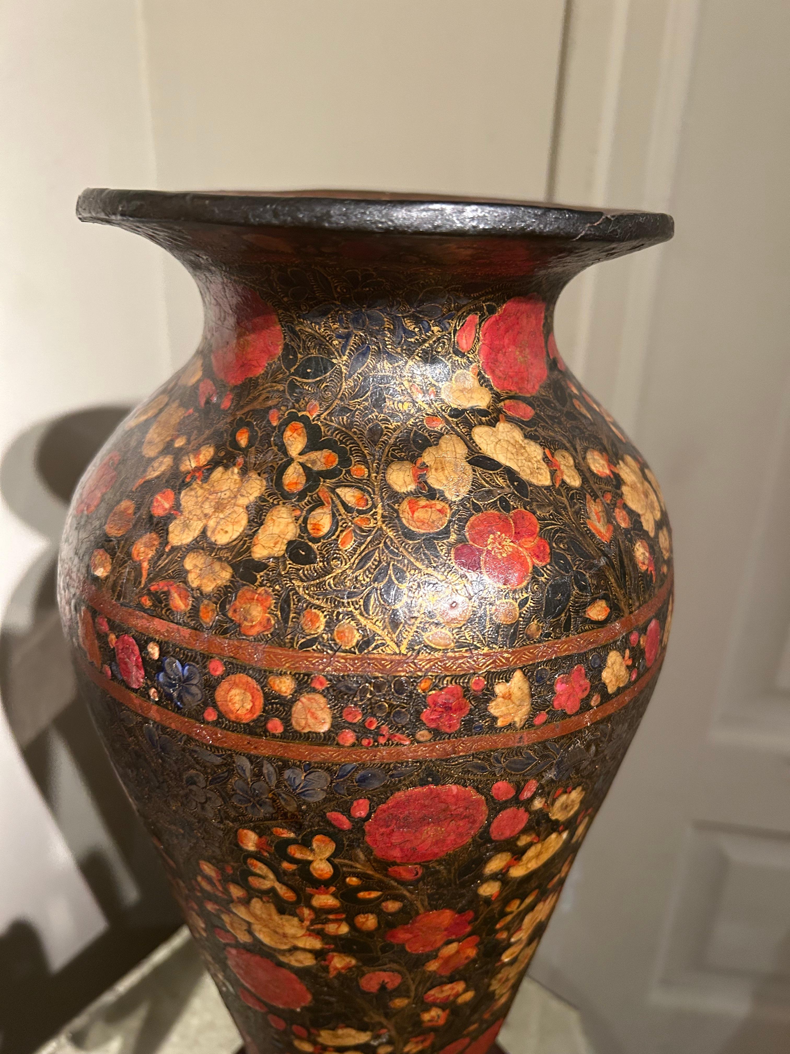 Carta Vaso laccato in cartapesta, Kashmir, XIX secolo in vendita