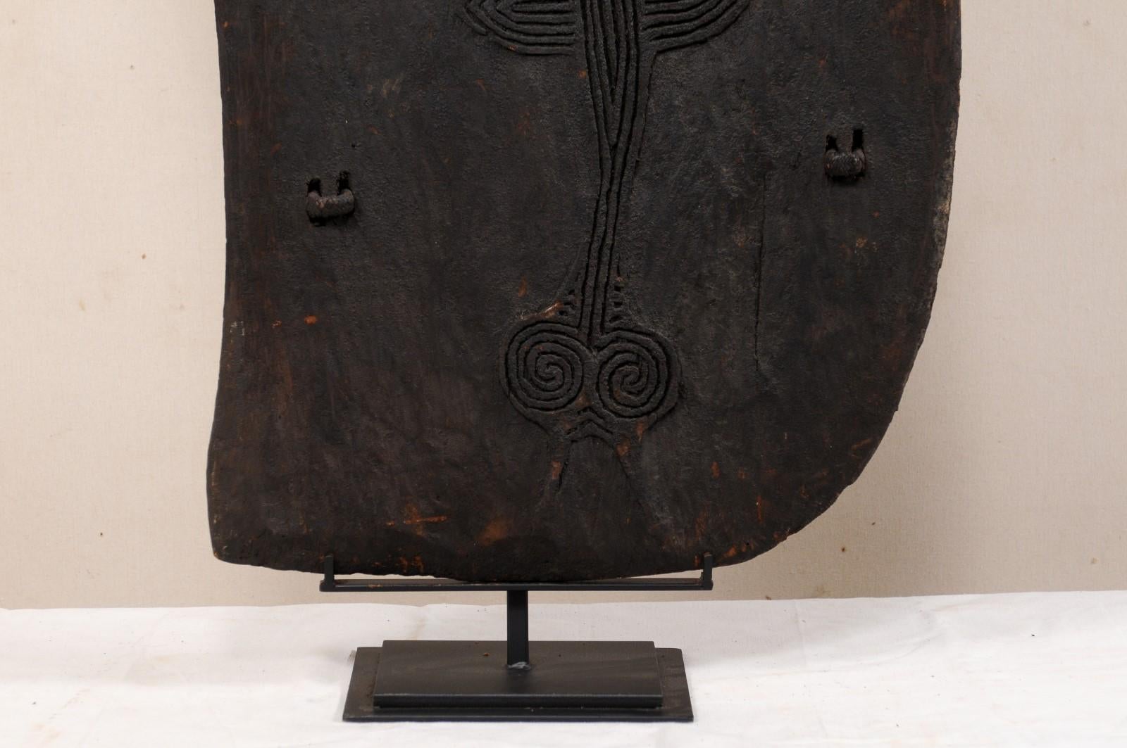 Papouan-néo-guinéen Bouclier Lumi en bois sculpté de Papouasie-Nouvelle-Guinée sur un Stand en fer personnalisé en vente