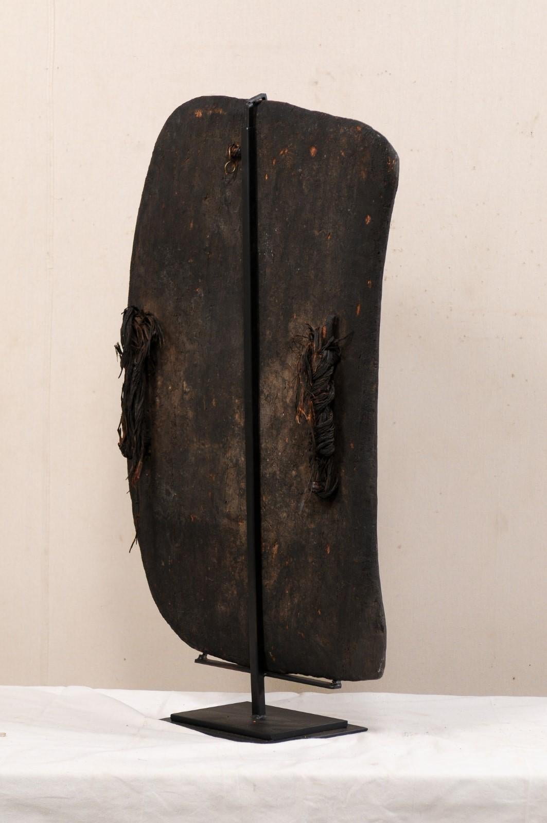 Bouclier Lumi en bois sculpté de Papouasie-Nouvelle-Guinée sur un Stand en fer personnalisé en vente 3