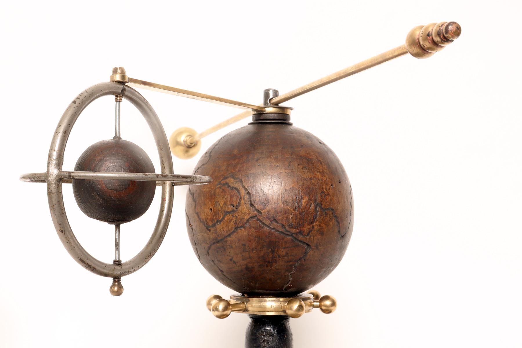 Une orrerie paradoxale démontrant le système terre-lune. Italie vers 1860. en vente 4
