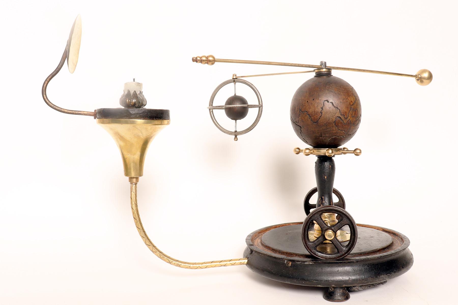 Une orrerie paradoxale démontrant le système terre-lune. Italie vers 1860. en vente 6