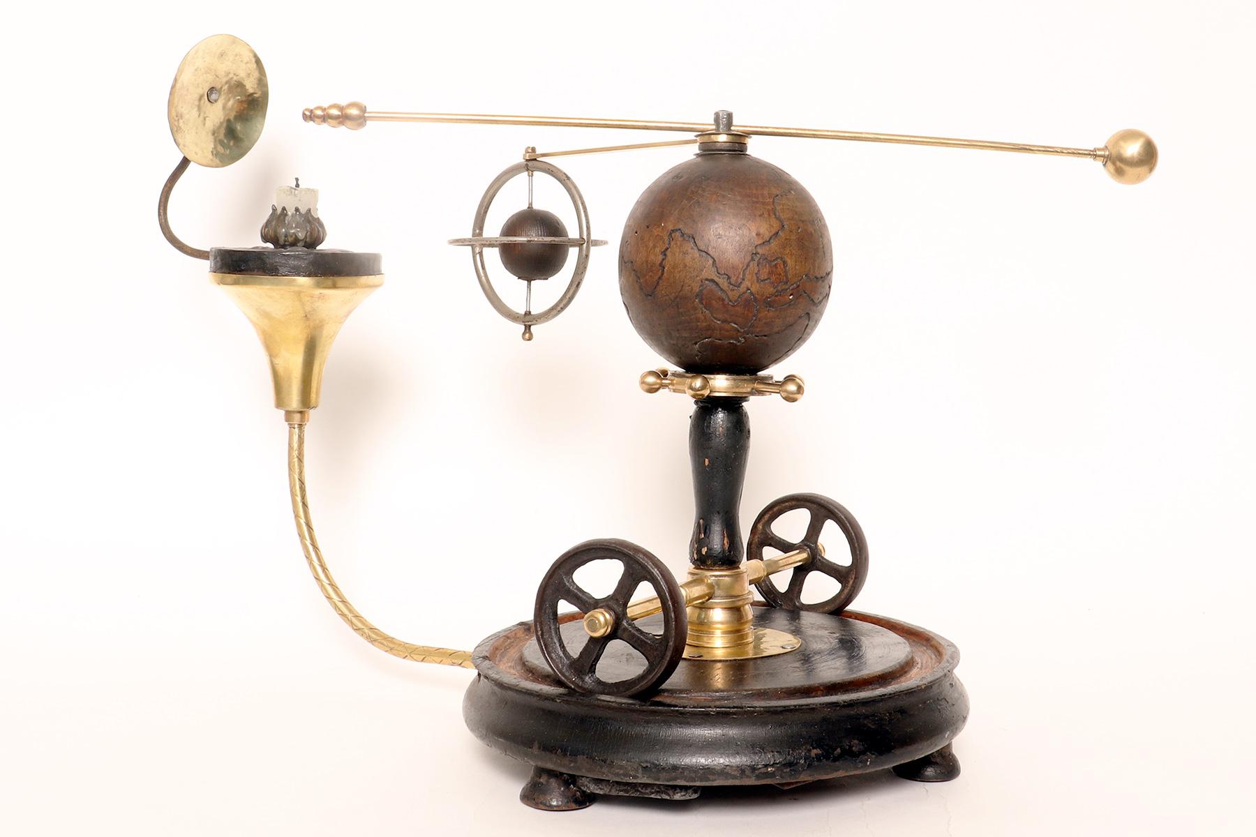 Une orrerie paradoxale démontrant le système terre-lune. Italie vers 1860. en vente 7