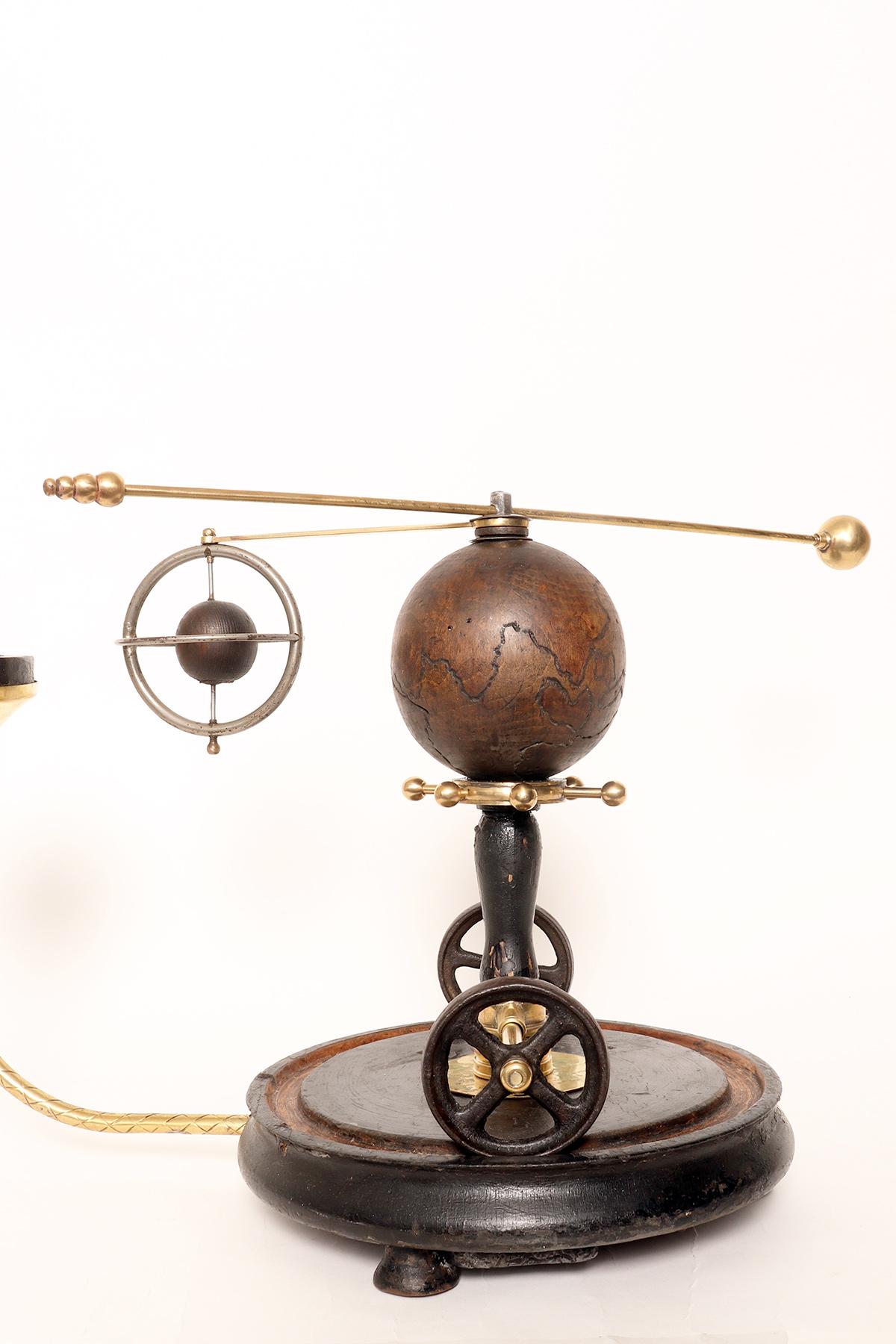 Une orrerie paradoxale démontrant le système terre-lune. Italie vers 1860. en vente 9