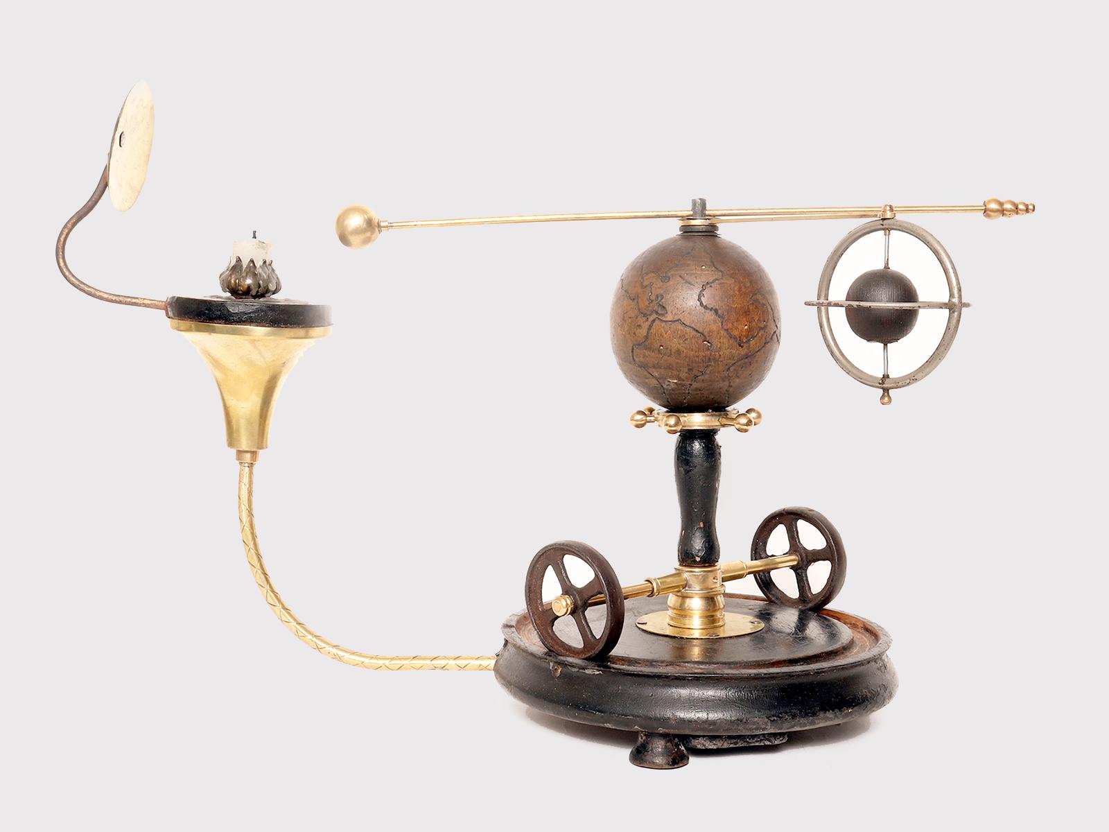 italien Une orrerie paradoxale démontrant le système terre-lune. Italie vers 1860. en vente