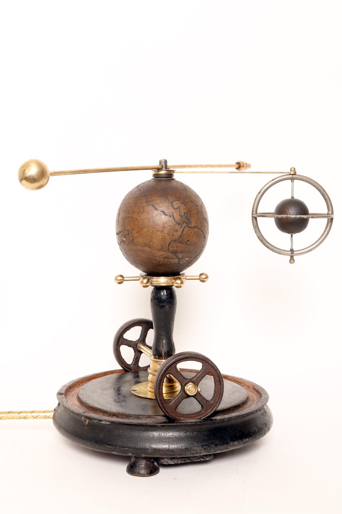 Une orrerie paradoxale démontrant le système terre-lune. Italie vers 1860. Bon état - En vente à Milan, IT
