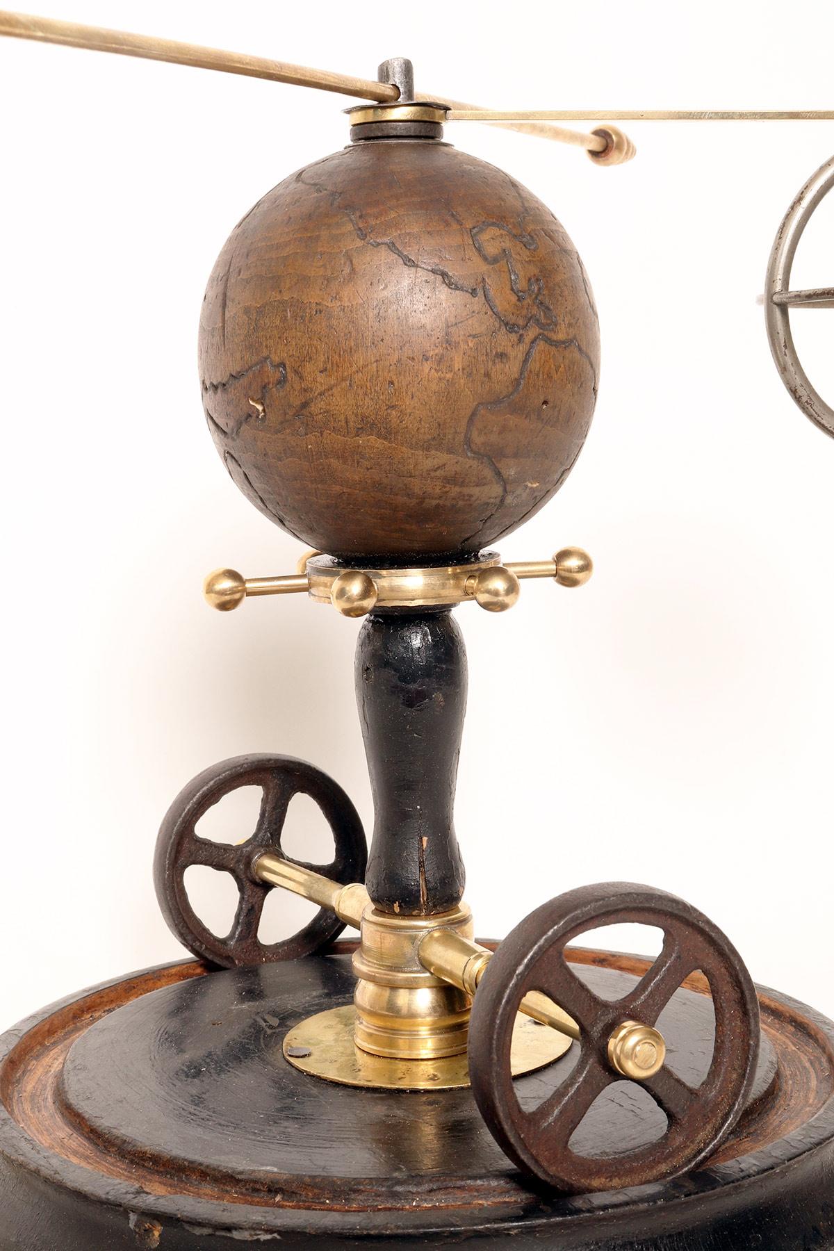Une orrerie paradoxale démontrant le système terre-lune. Italie vers 1860. en vente 1
