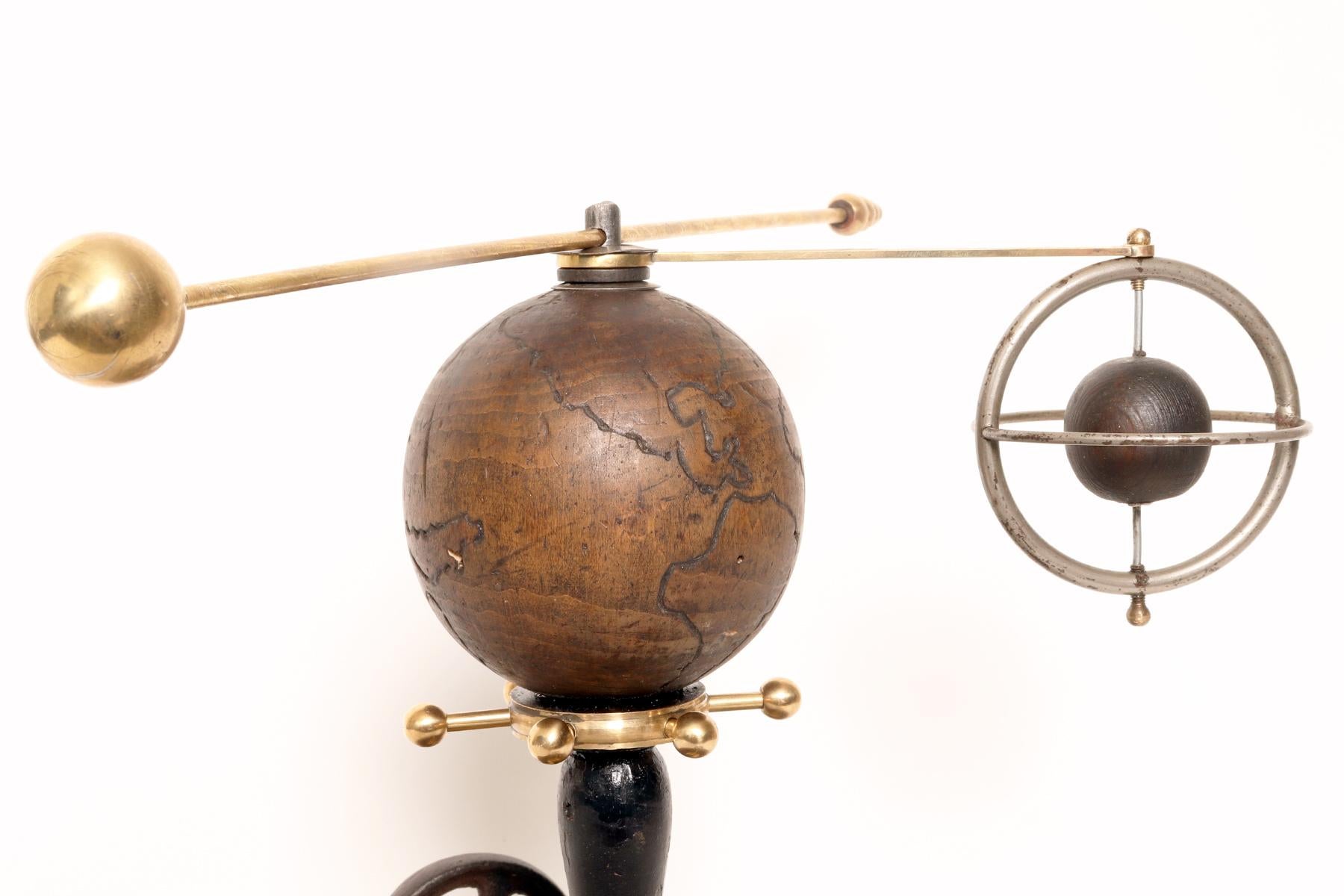 Une orrerie paradoxale démontrant le système terre-lune. Italie vers 1860. en vente 2