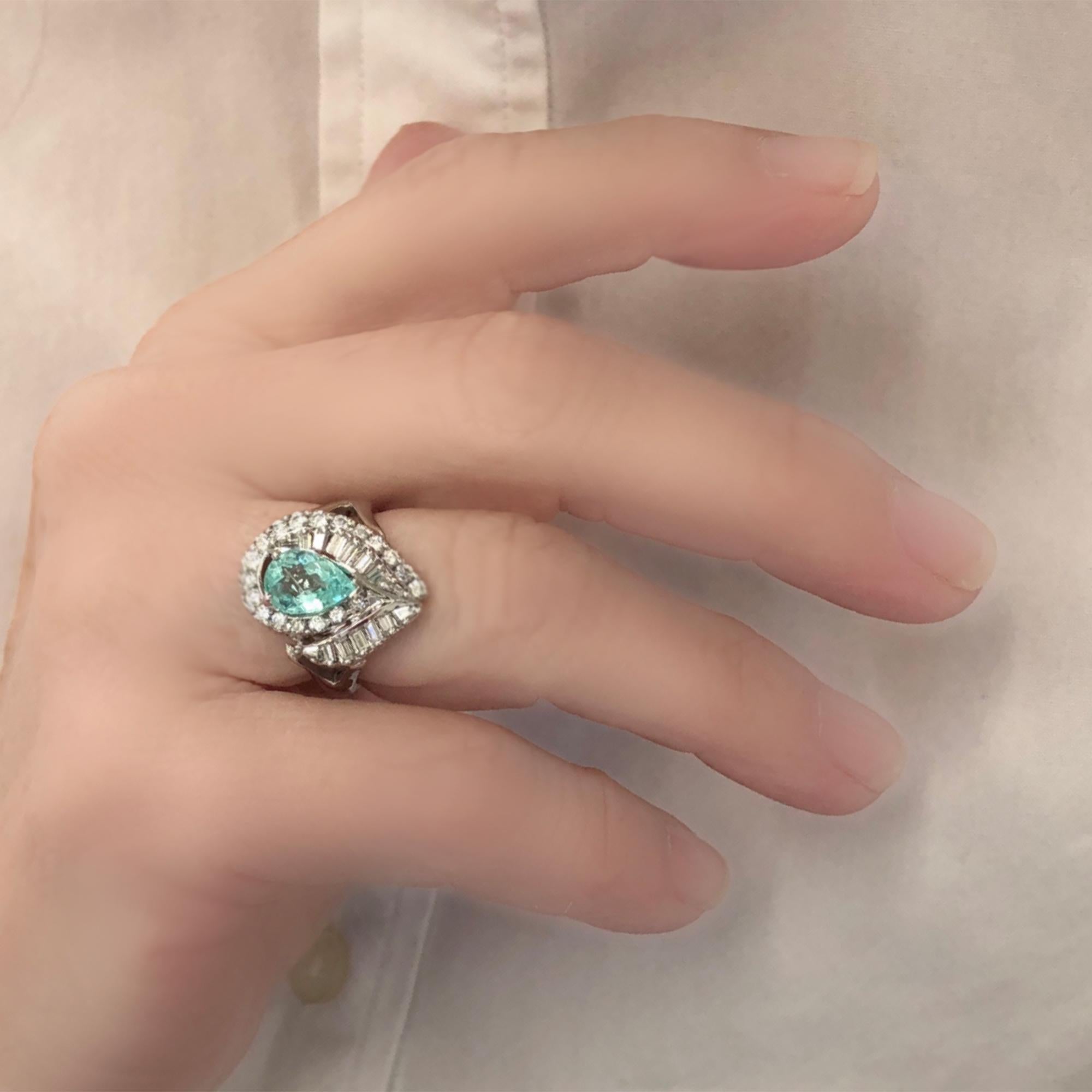 Bague en tourmaline Paraiba et diamants sertie en or blanc 14 carats, c. 1990 Unisexe en vente