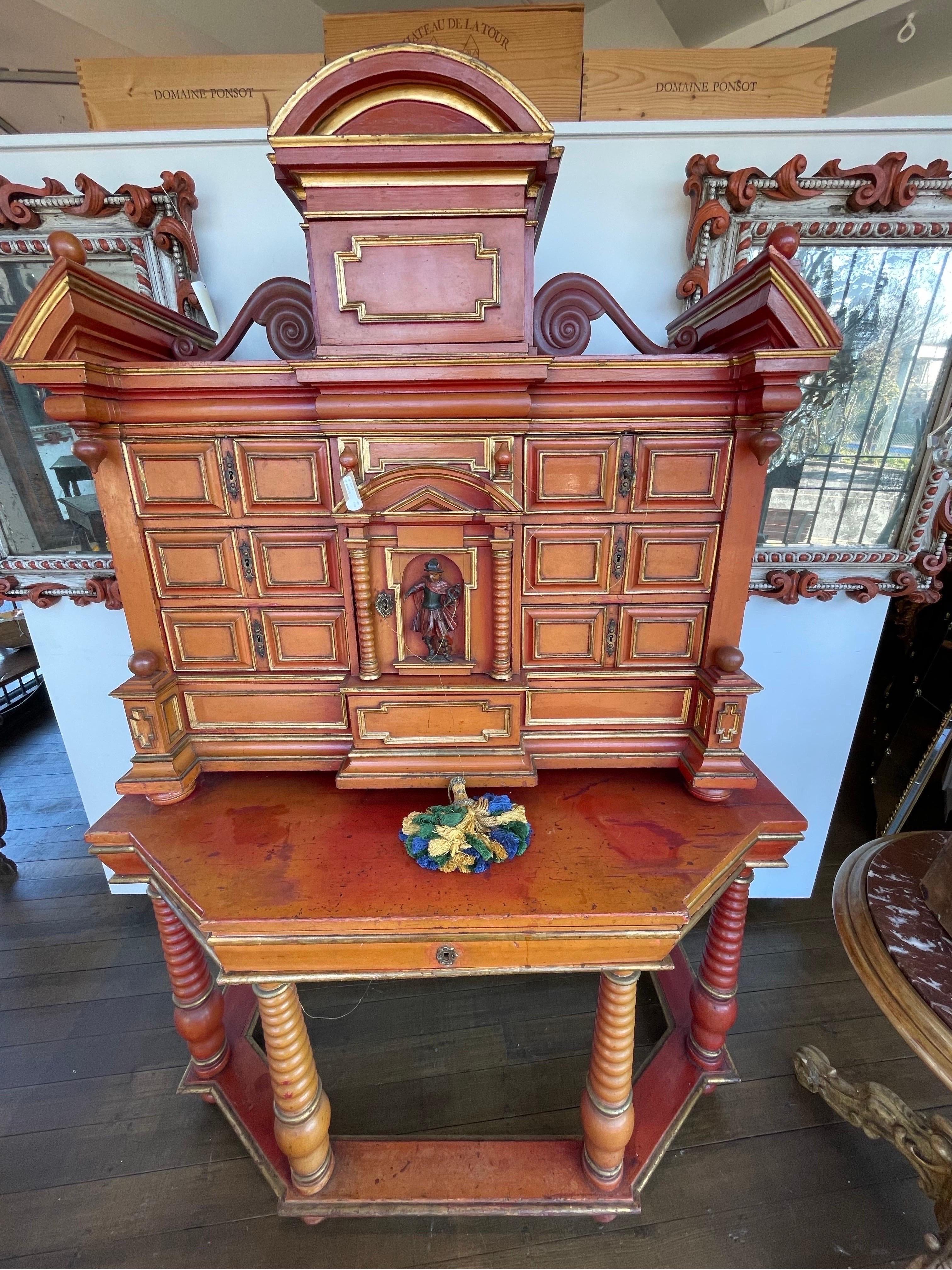 Inusual y muy decorativo mueble de pie dorado y lacado en rojo coral, austriaco, hacia 1780

Altura: 210 cm Anchura: 140 cm Profundidad: 72 cm.

Procedencia: Colección privada australiana adquirida en la década de 1980.