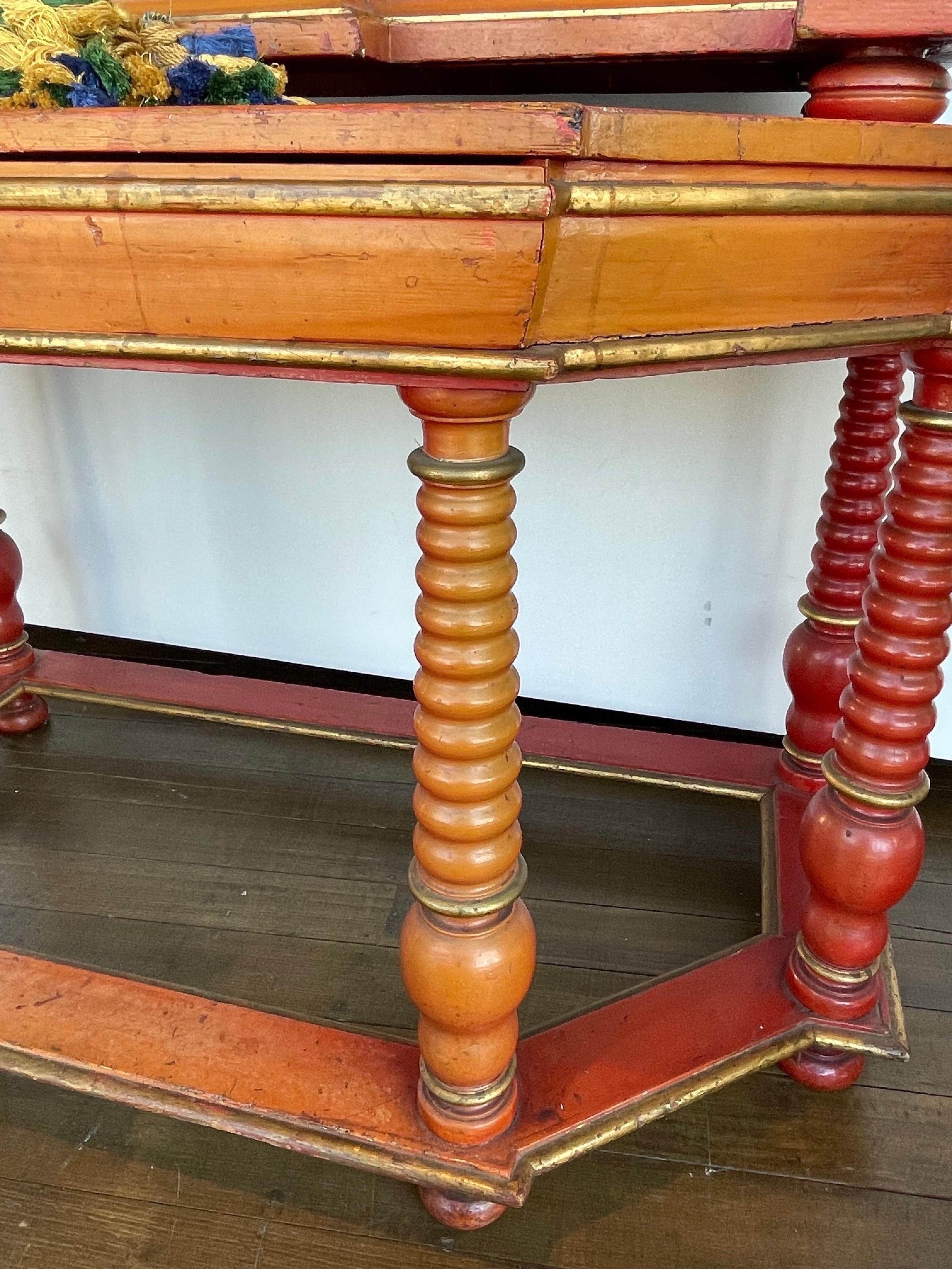 Armario de pie dorado y lacado rojo coral, austriaco circa 1780 Austríaco