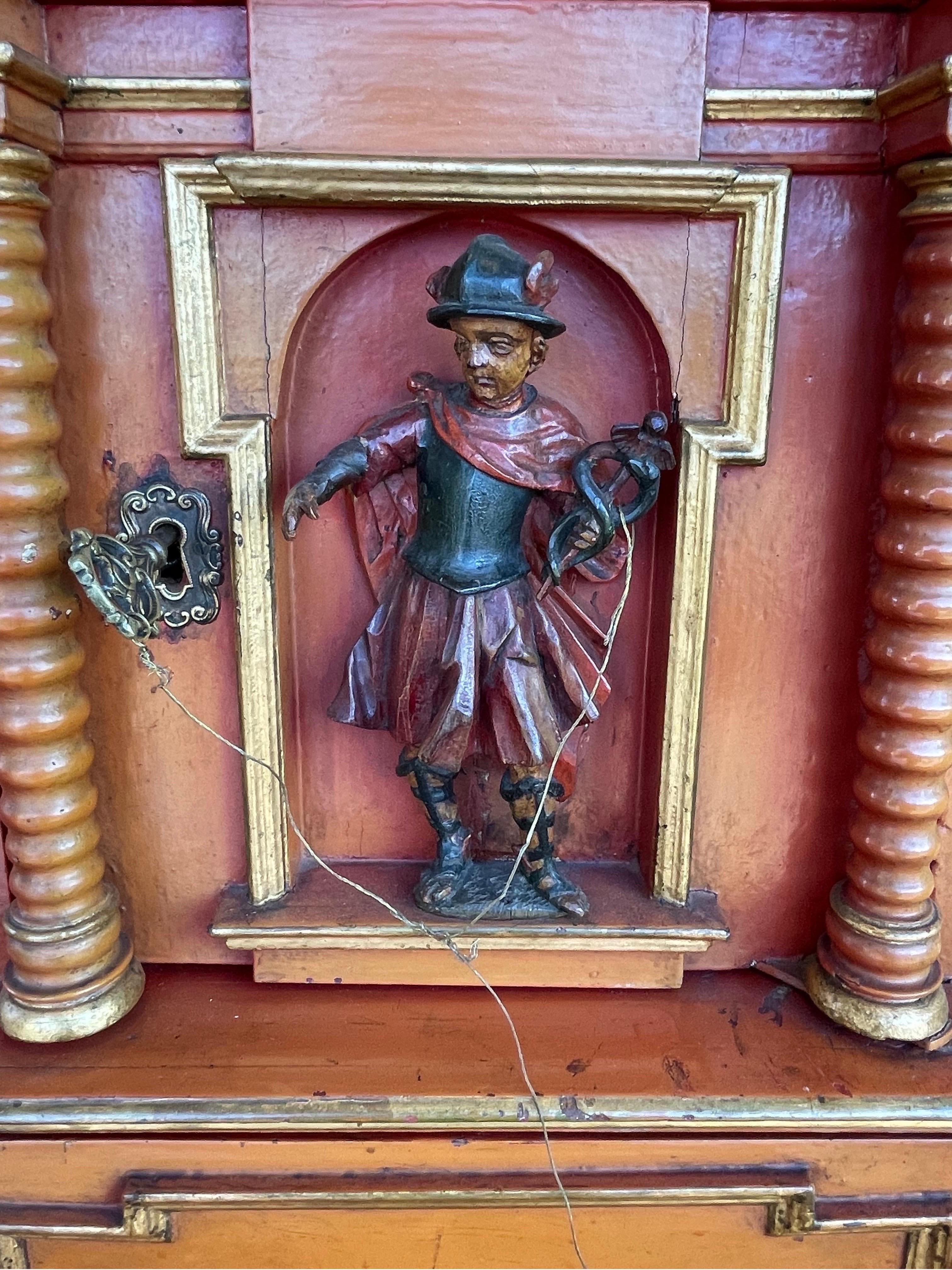 Armario de pie dorado y lacado rojo coral, austriaco circa 1780 Dorado
