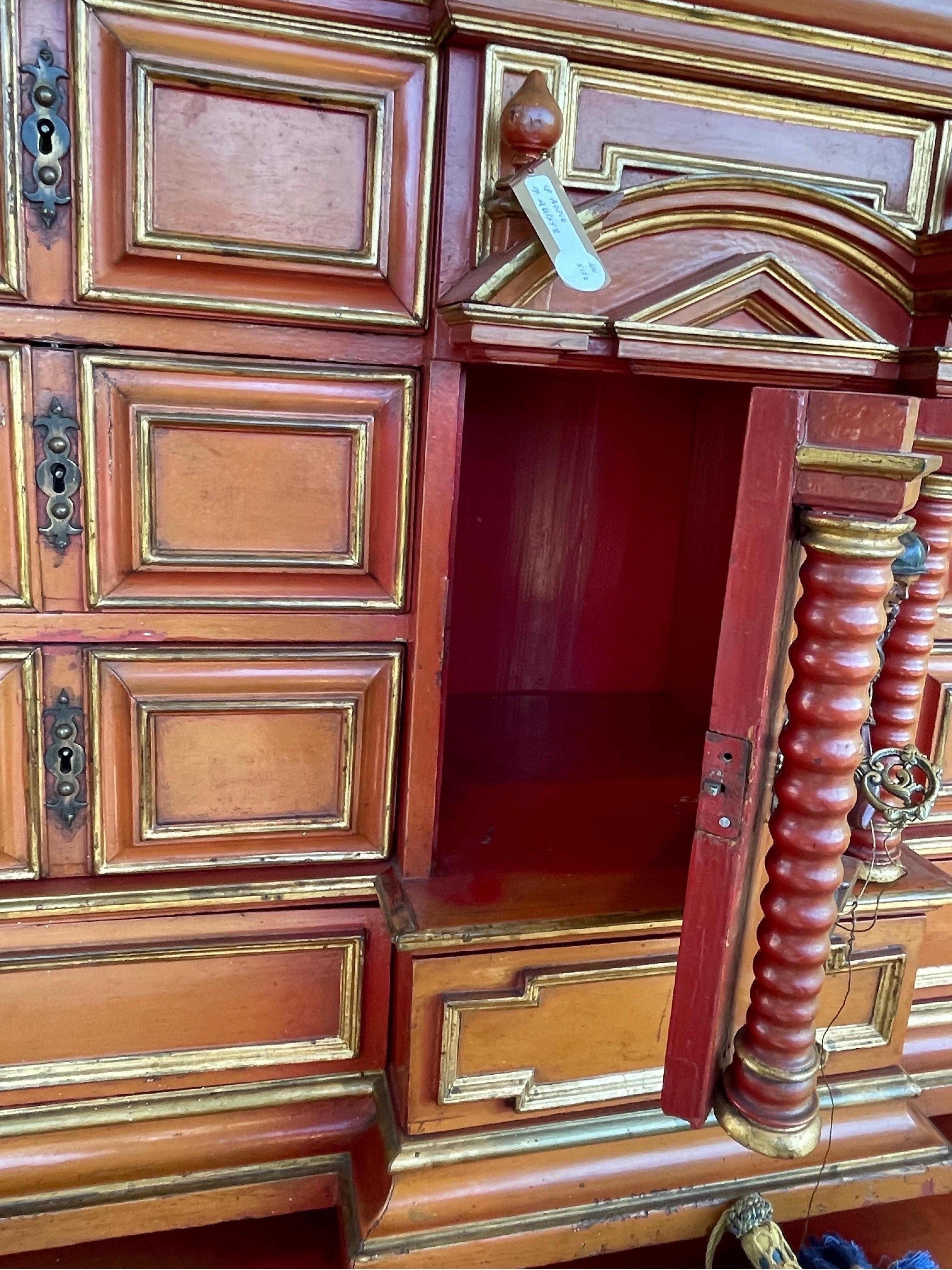 Armario de pie dorado y lacado rojo coral, austriaco circa 1780 en Bueno Estado en ARMADALE, VIC