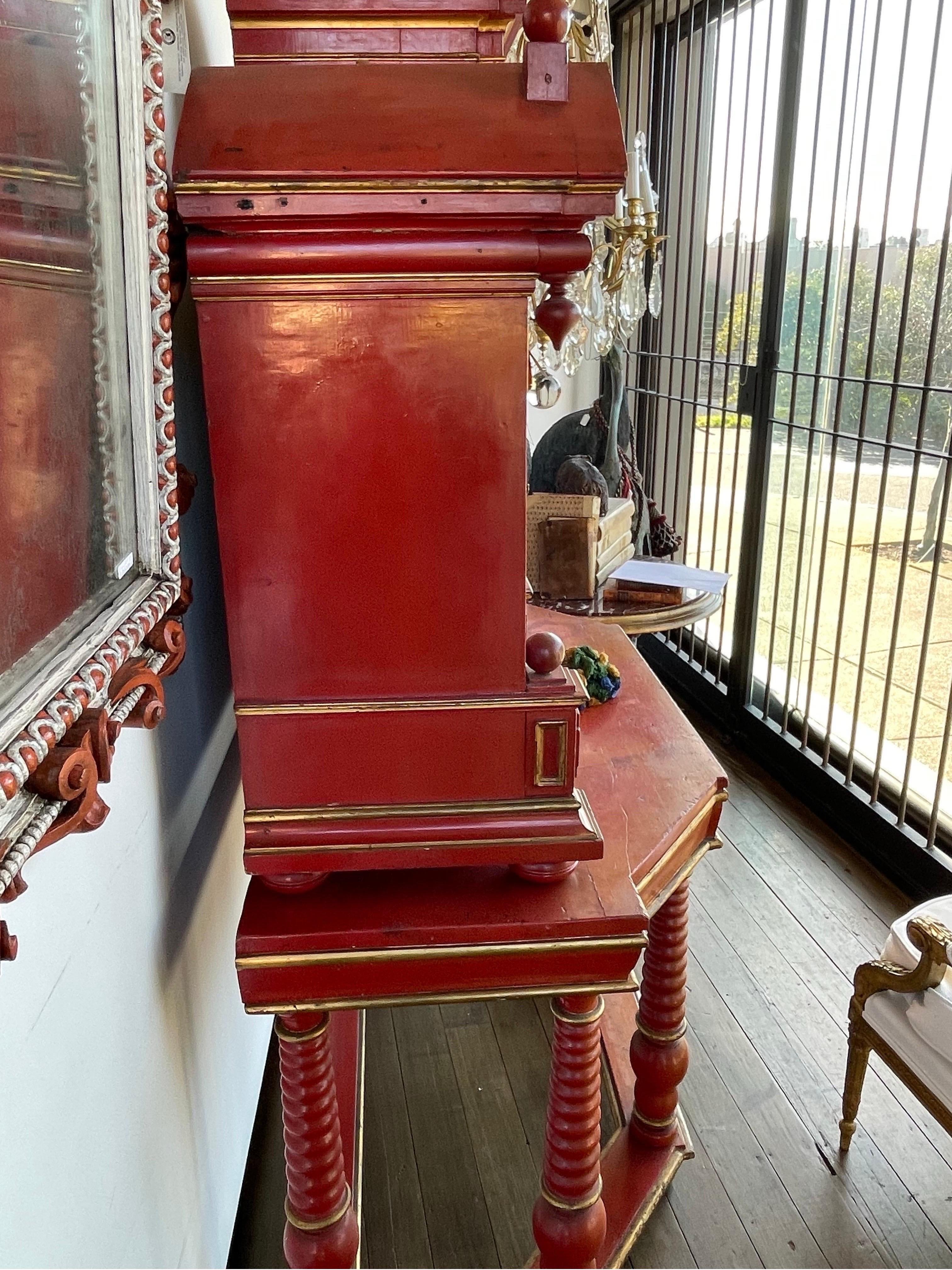 Armario de pie dorado y lacado rojo coral, austriaco circa 1780 Madera dura