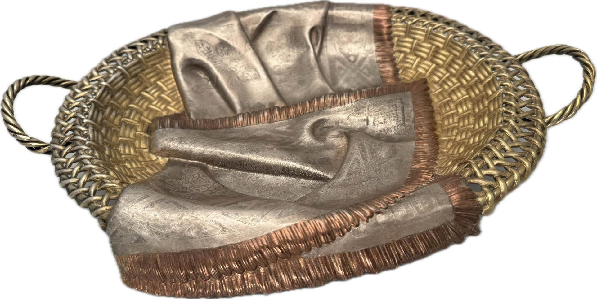 Cesoiato e inciso in stile trompe l'oeil per simulare un cesto e un panno frangiato, colpito sulla frangia cesellata con il marchio del fabbricante in cirillico e il mandato imperiale, 84 standard

