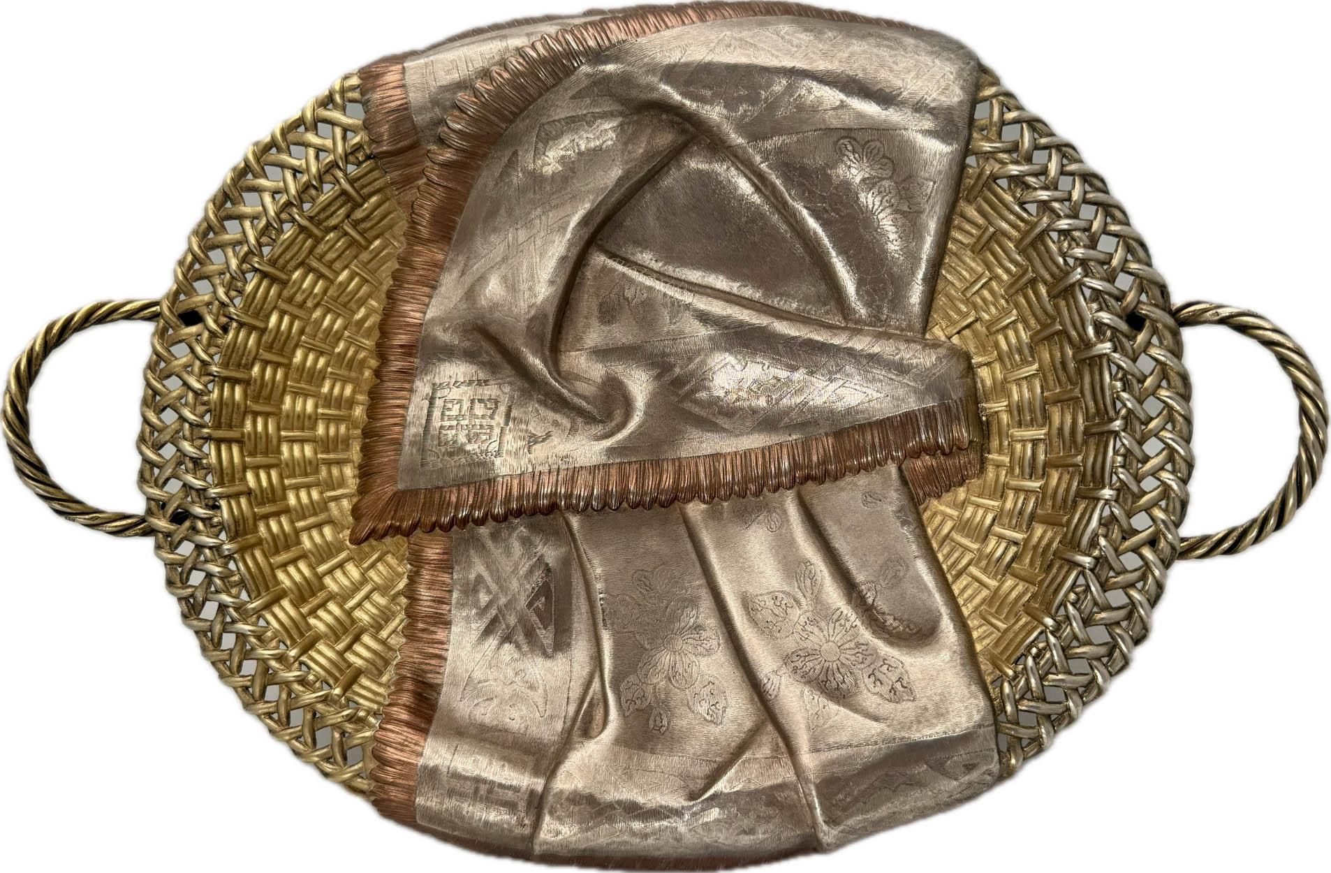 Russo Cestino da pane in argento dorato e trompe l'oeil, Khlebnikov, Mosca, 1882 in vendita