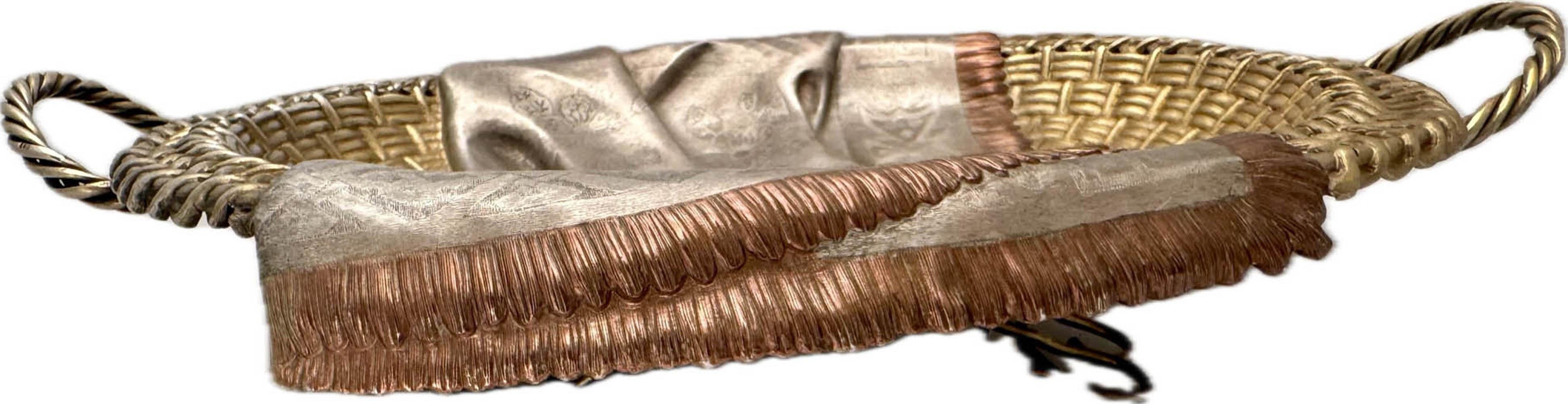 Fatto a mano Cestino da pane in argento dorato e trompe l'oeil, Khlebnikov, Mosca, 1882 in vendita