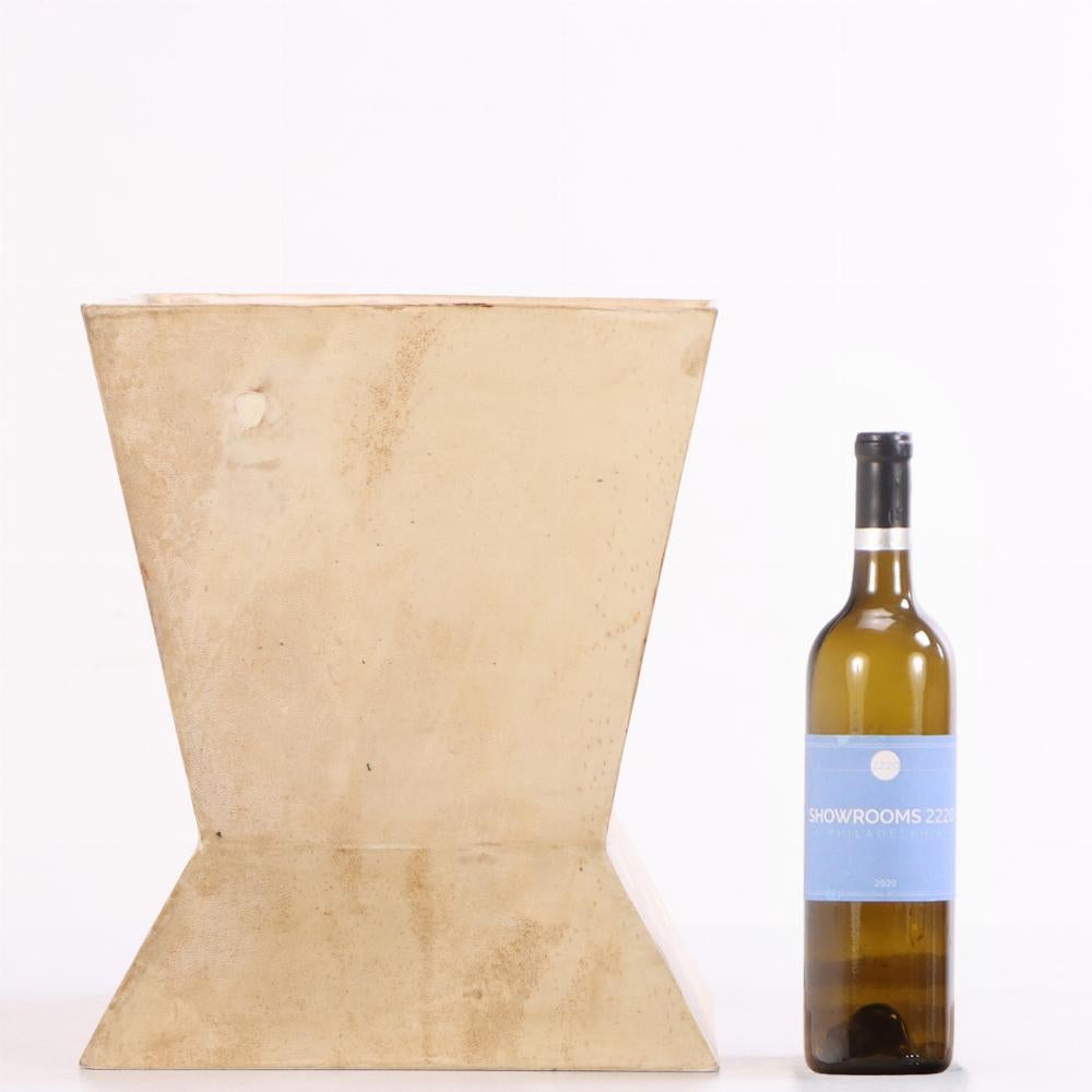 Corbeille à papier géométrique recouverte de parchemin. Bon état - En vente à Philadelphia, PA