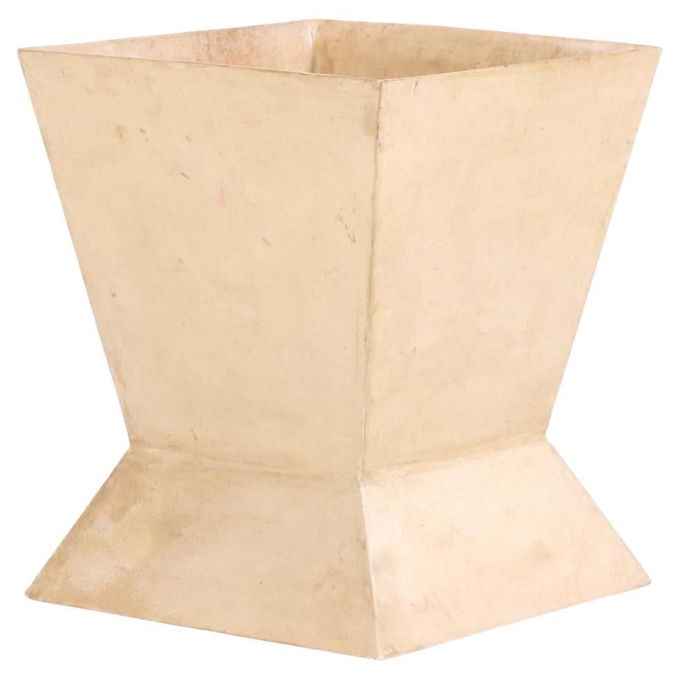 Geometrischer Papierkorb mit Pergamentüberzug.