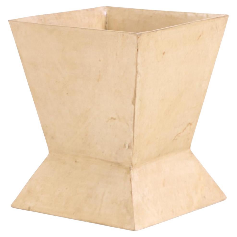 Geometrischer Papierkorb mit Pergamentüberzug. im Angebot