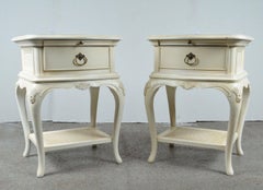 Una parure di letti a cassetti singoli in avorio di Willis & Gambier, comodini e tavoli.