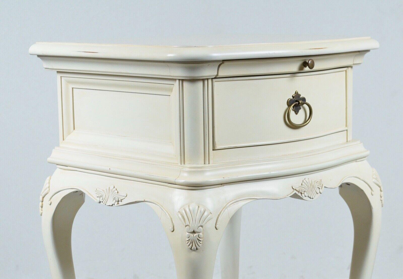 Anglais Rare paire de tables basses WILLIS & GAMBIER IVORY SINGLE DRAWER BEDSiDE NIGHTSTANDS  en vente