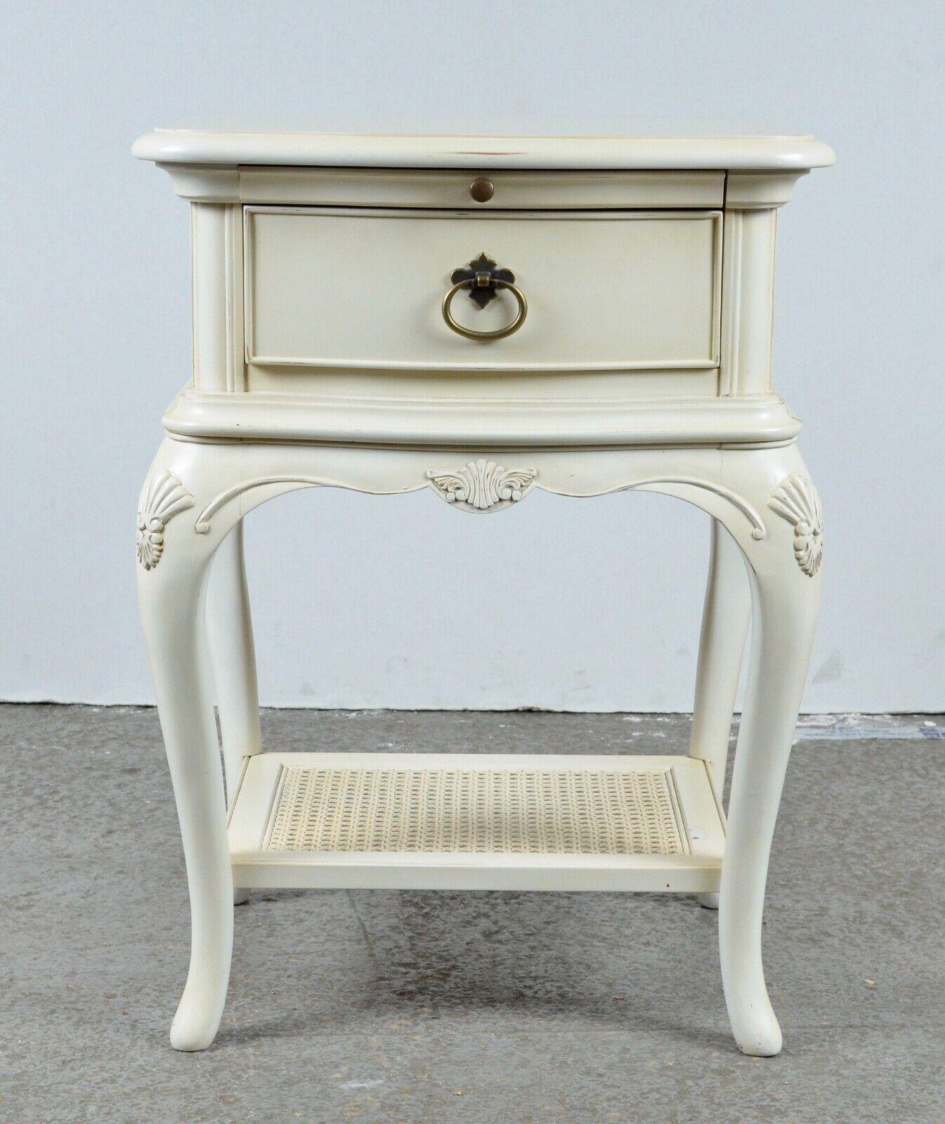Pare of Willis & Gambier Ivory Single Drawer Bedside Nightstands Tables For Sale 1