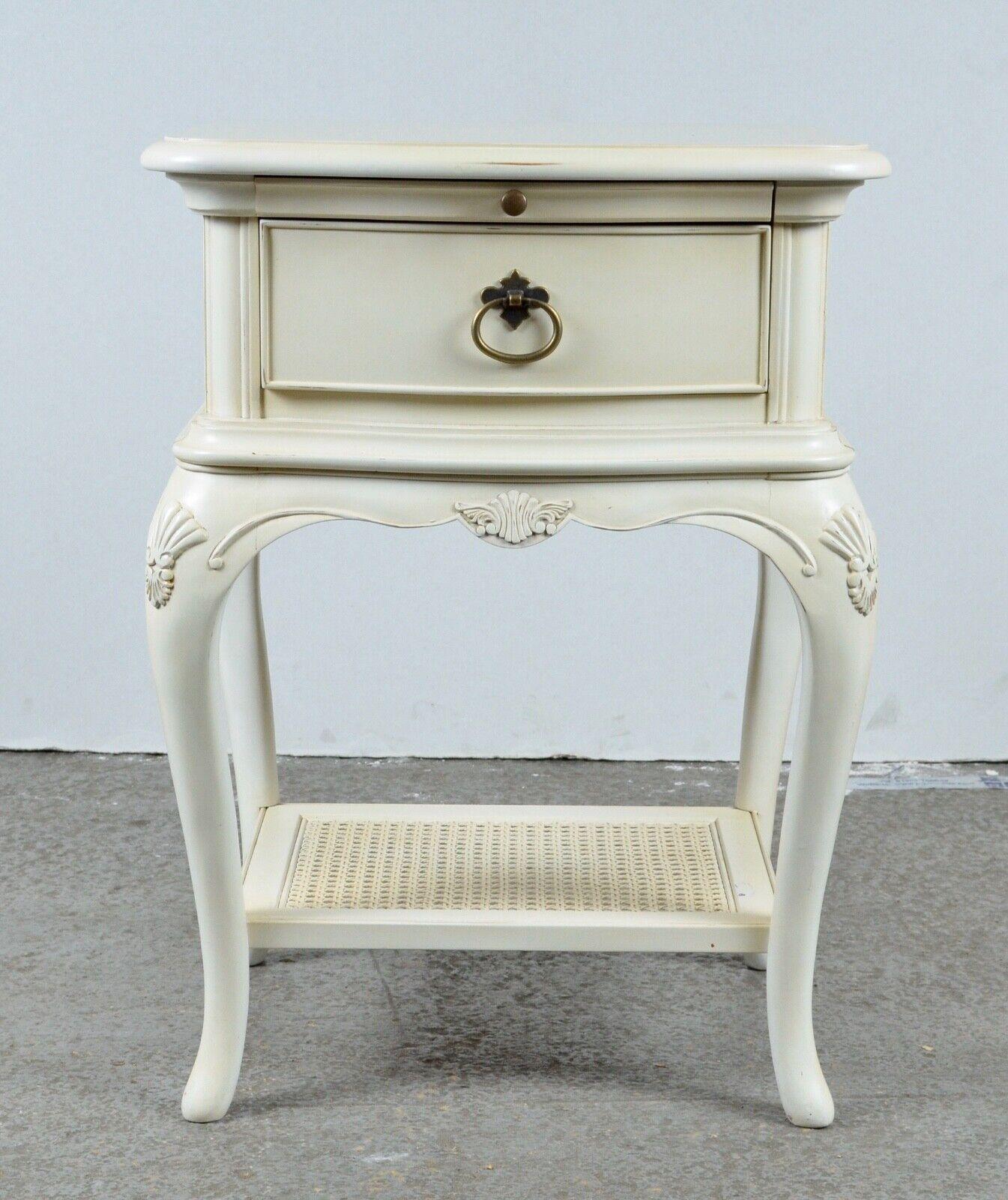 Wood Pare of Willis & Gambier Ivory Single Drawer Bedside Nightstands Tables For Sale