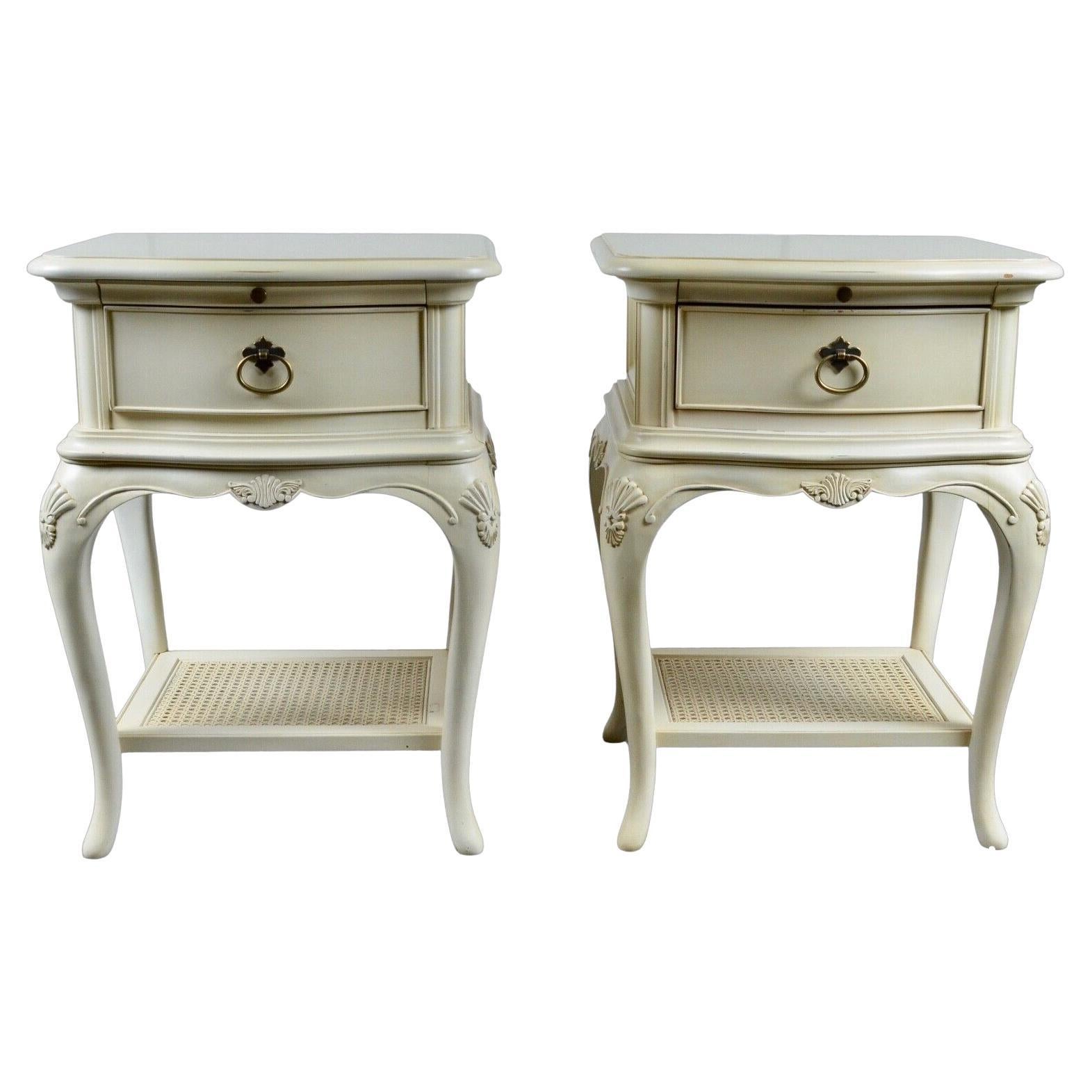 Rare paire de tables basses WILLIS & GAMBIER IVORY SINGLE DRAWER BEDSiDE NIGHTSTANDS  en vente