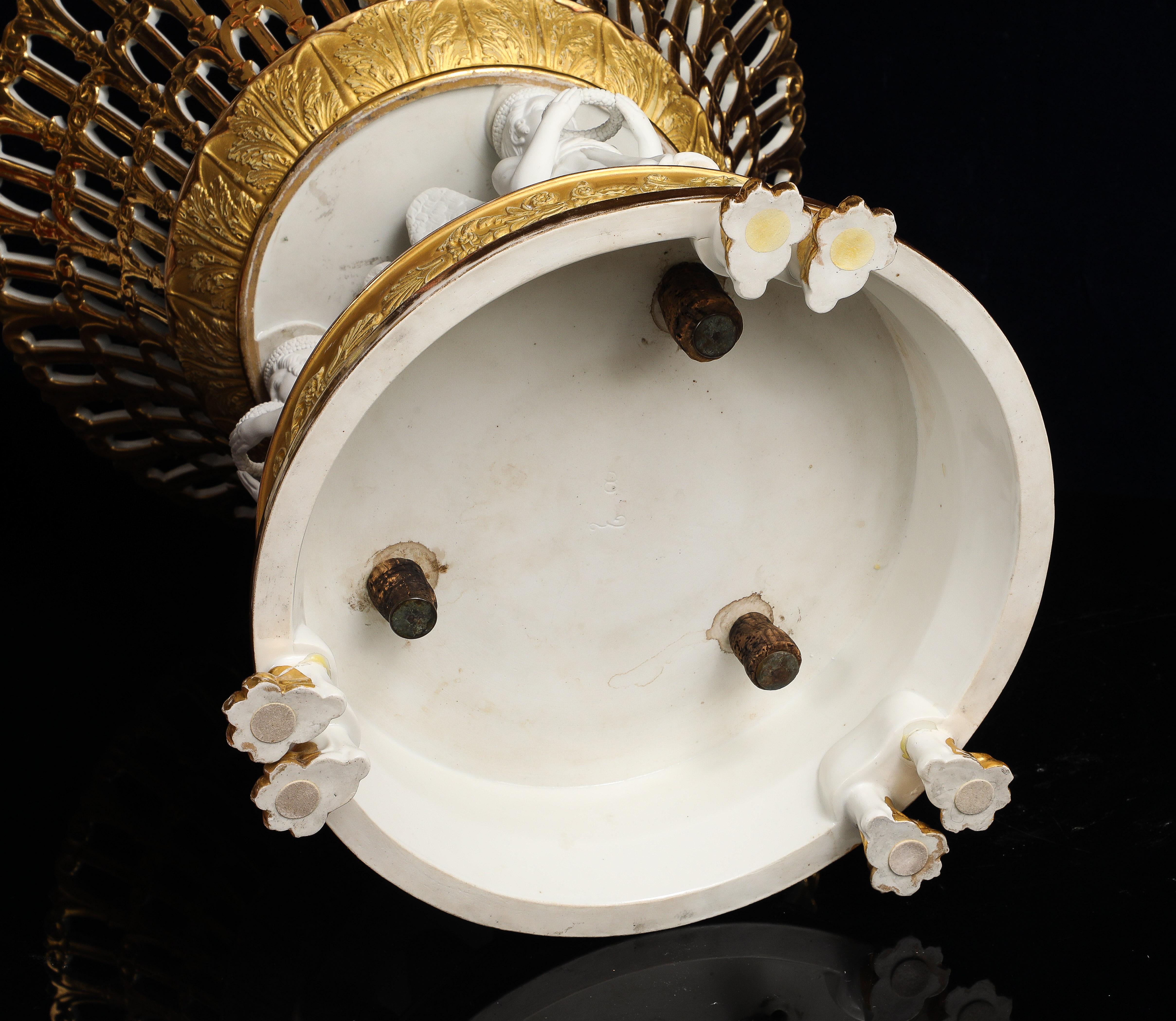 Centre de table réticulé figuratif en biscuit de porcelaine de Paris, doré & Greene Ground en vente 8