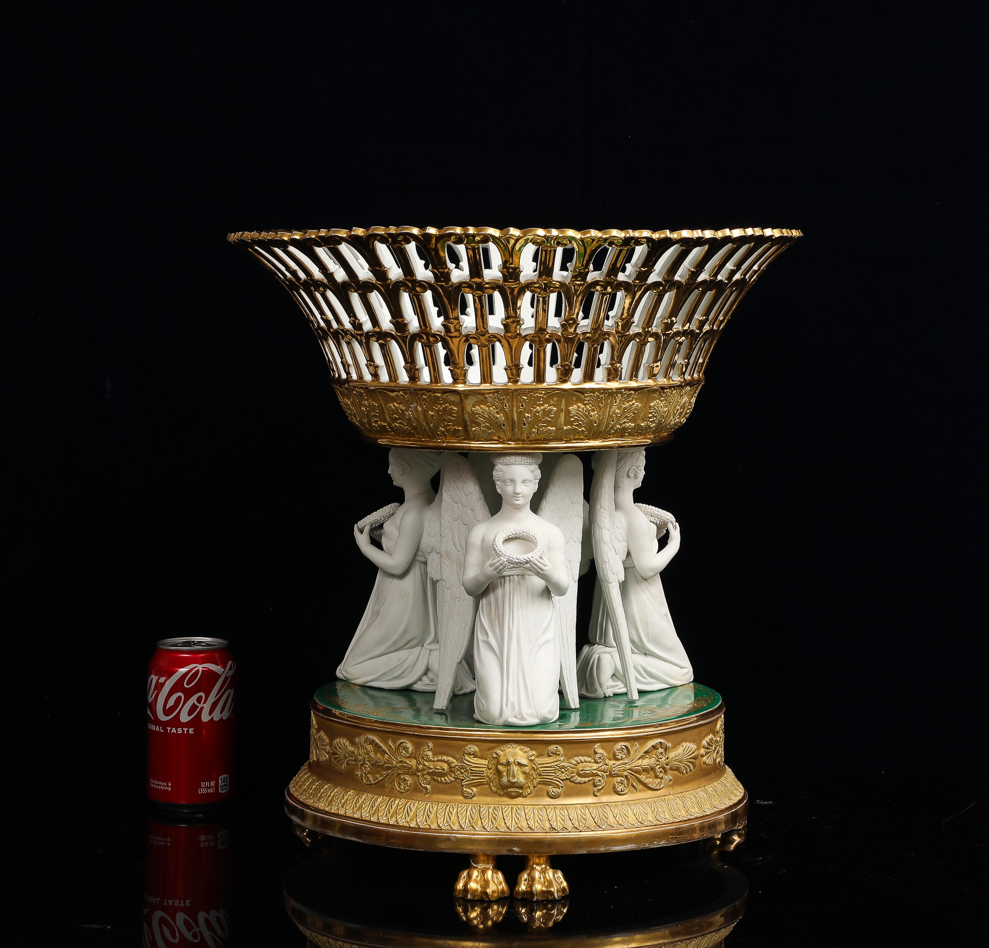 Néoclassique Centre de table réticulé figuratif en biscuit de porcelaine de Paris, doré & Greene Ground en vente