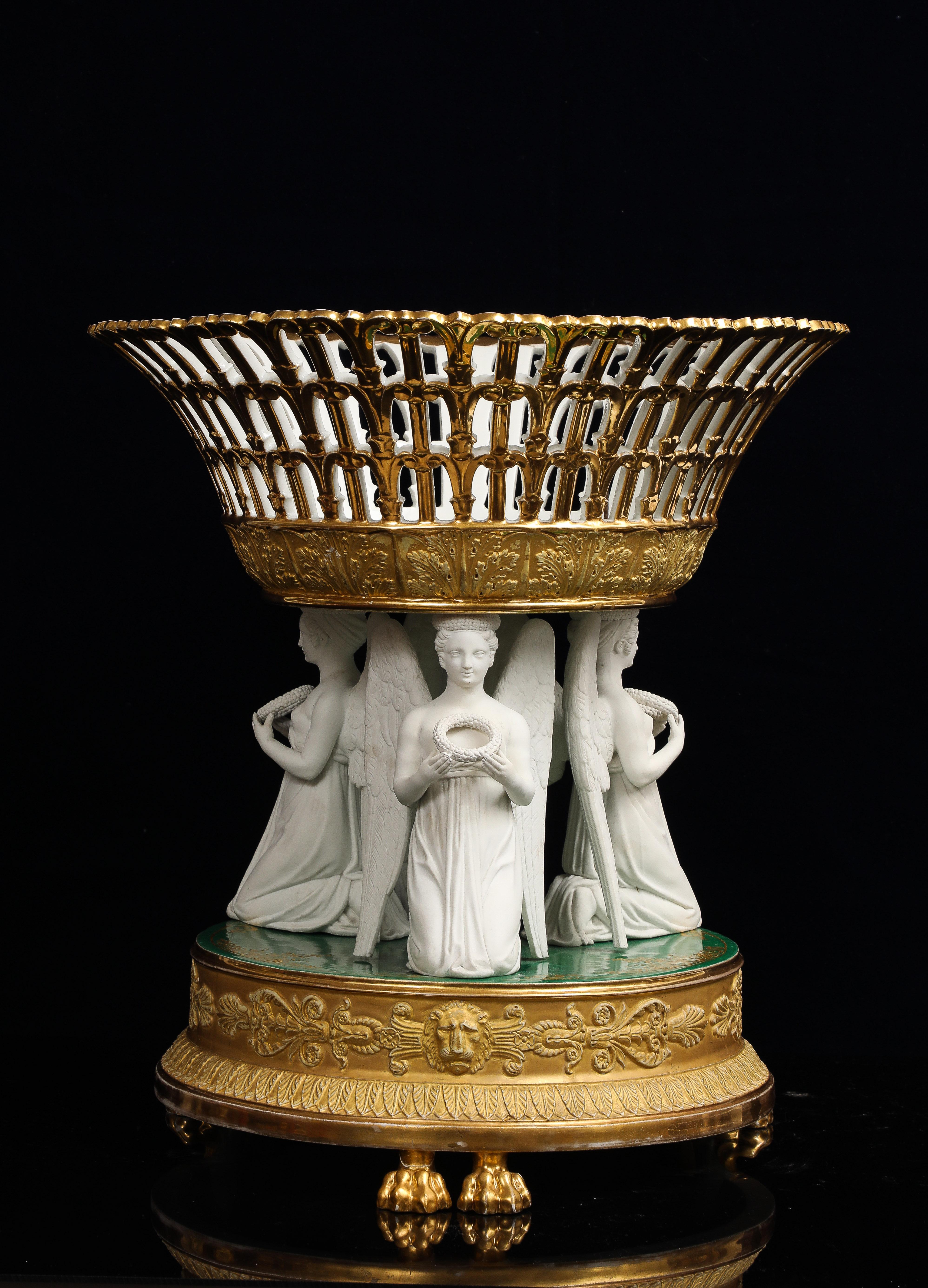 Français Centre de table réticulé figuratif en biscuit de porcelaine de Paris, doré & Greene Ground en vente
