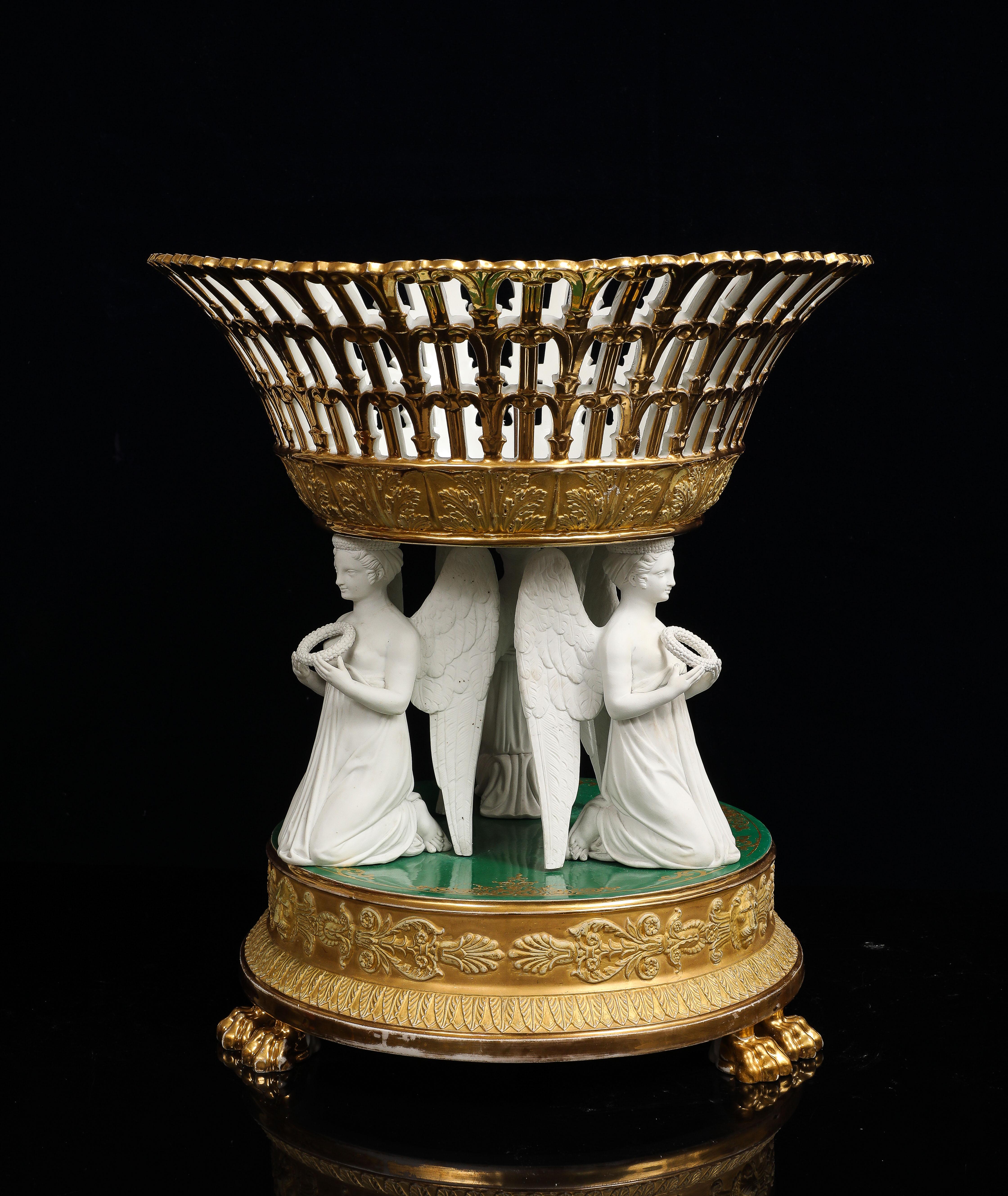 Sculpté à la main Centre de table réticulé figuratif en biscuit de porcelaine de Paris, doré & Greene Ground en vente