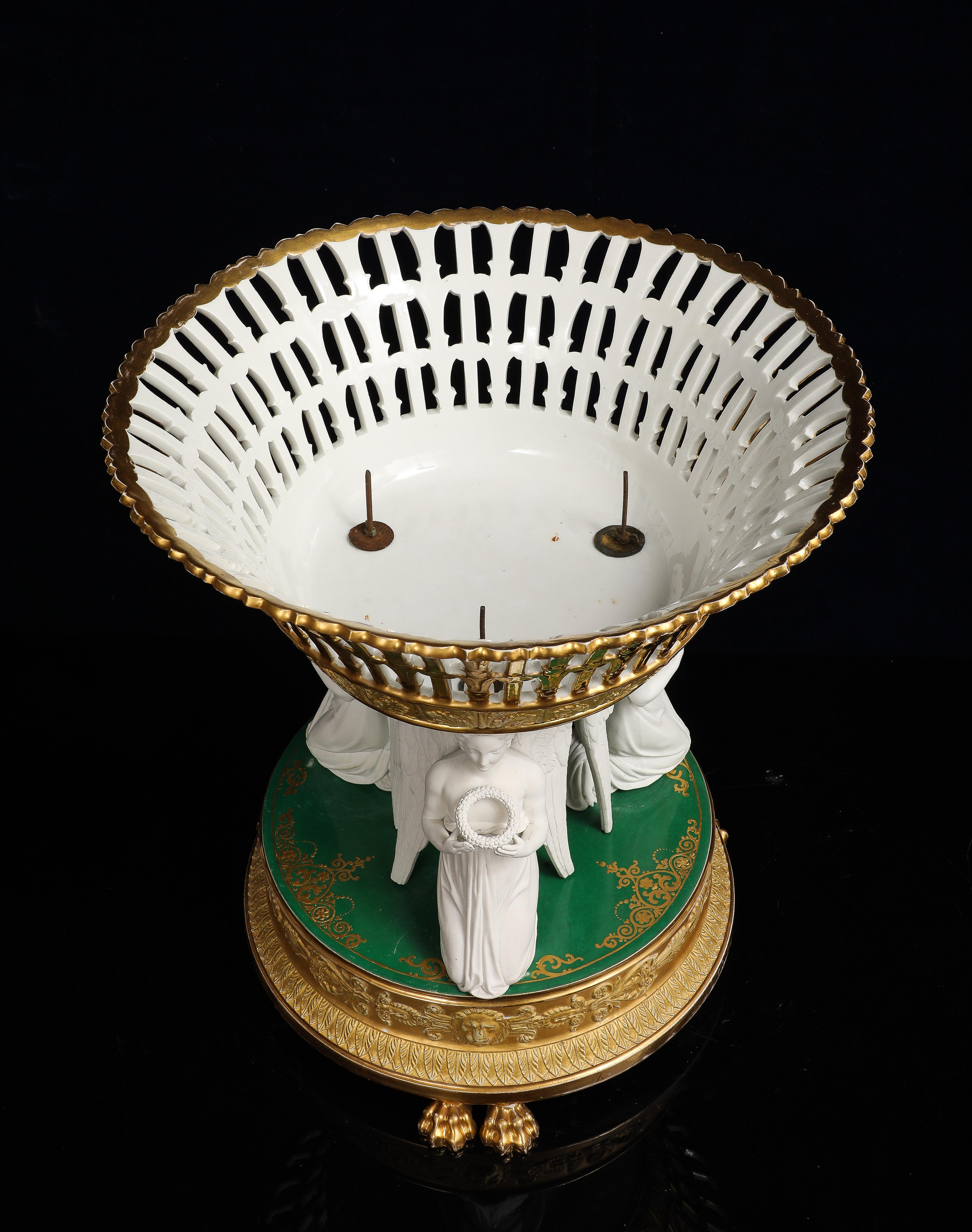 Début du XIXe siècle Centre de table réticulé figuratif en biscuit de porcelaine de Paris, doré & Greene Ground en vente
