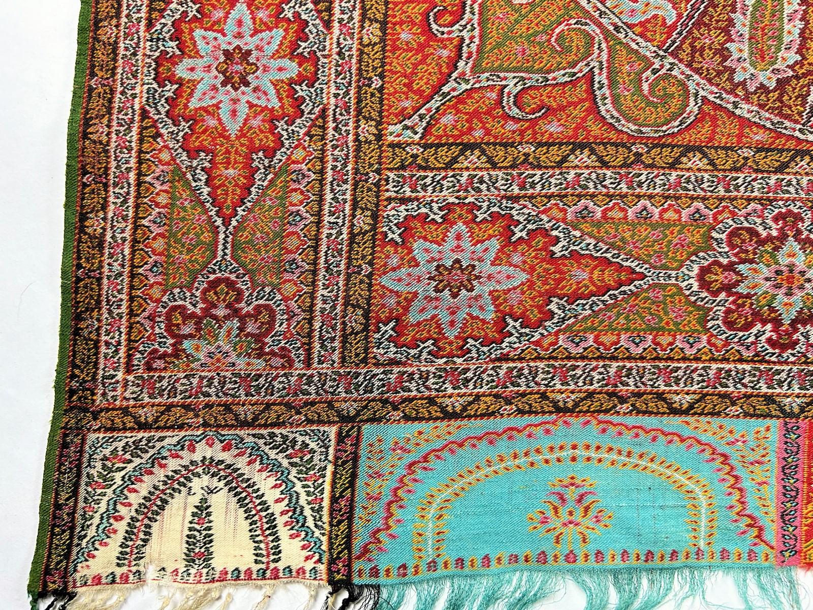 Châle de lune parisien en cachemire Paisley avec signature française Circa 1860 en vente 5