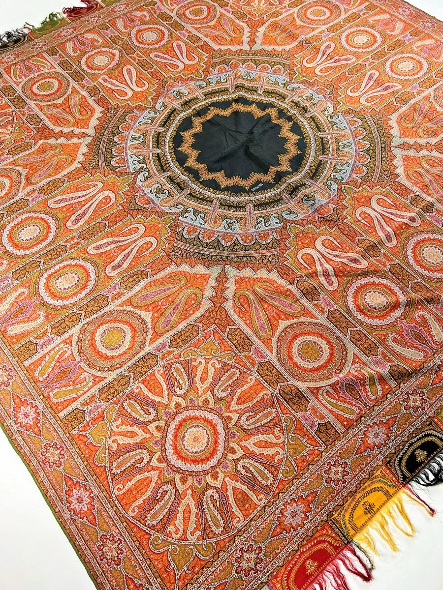 Châle de lune parisien en cachemire Paisley avec signature française Circa 1860 en vente 6