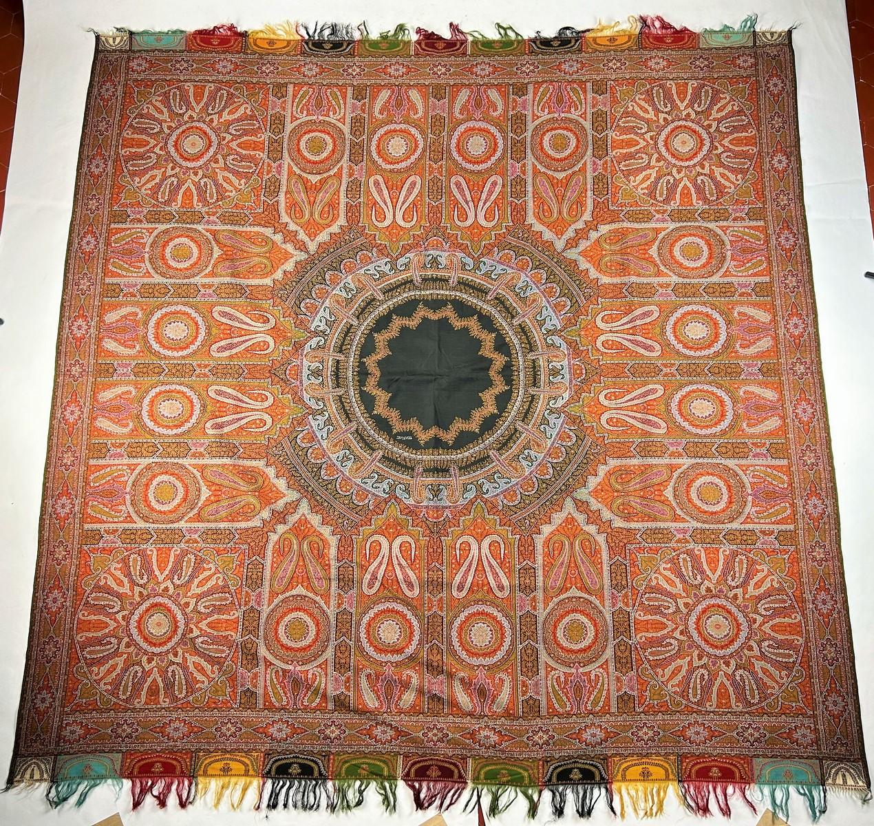 Circa 1860. France Paris
Châle carré en cachemire Paisley au tissage extrêmement fin en 6 couleurs, tissage au jeté datant du Second Empire. Signature non identifiée de Frédéric Hébert type, qui fut le plus célèbre fabricant de châles parisien du