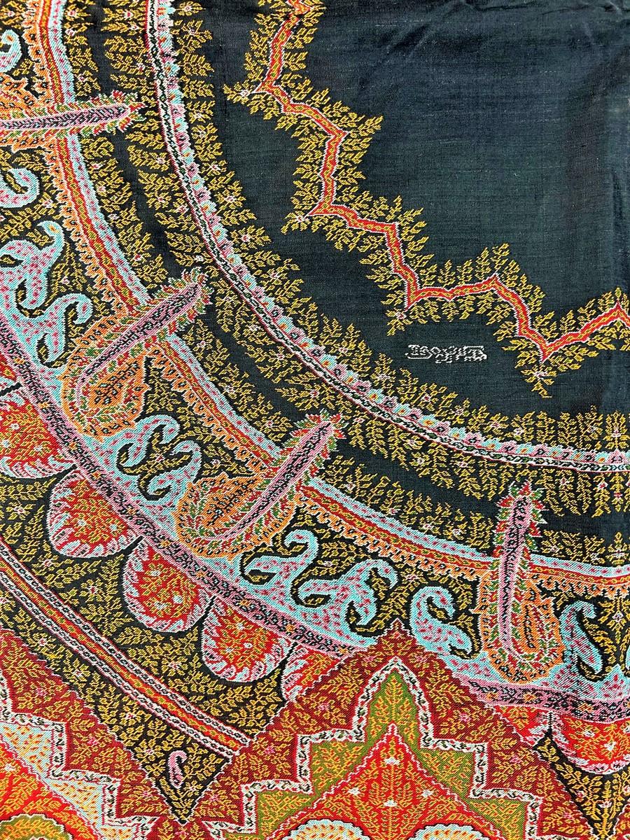 A Parisian Paisley Cashmere Moon Shawl With Signature French Circa 1860 In Good Condition For Sale In Toulon, FR