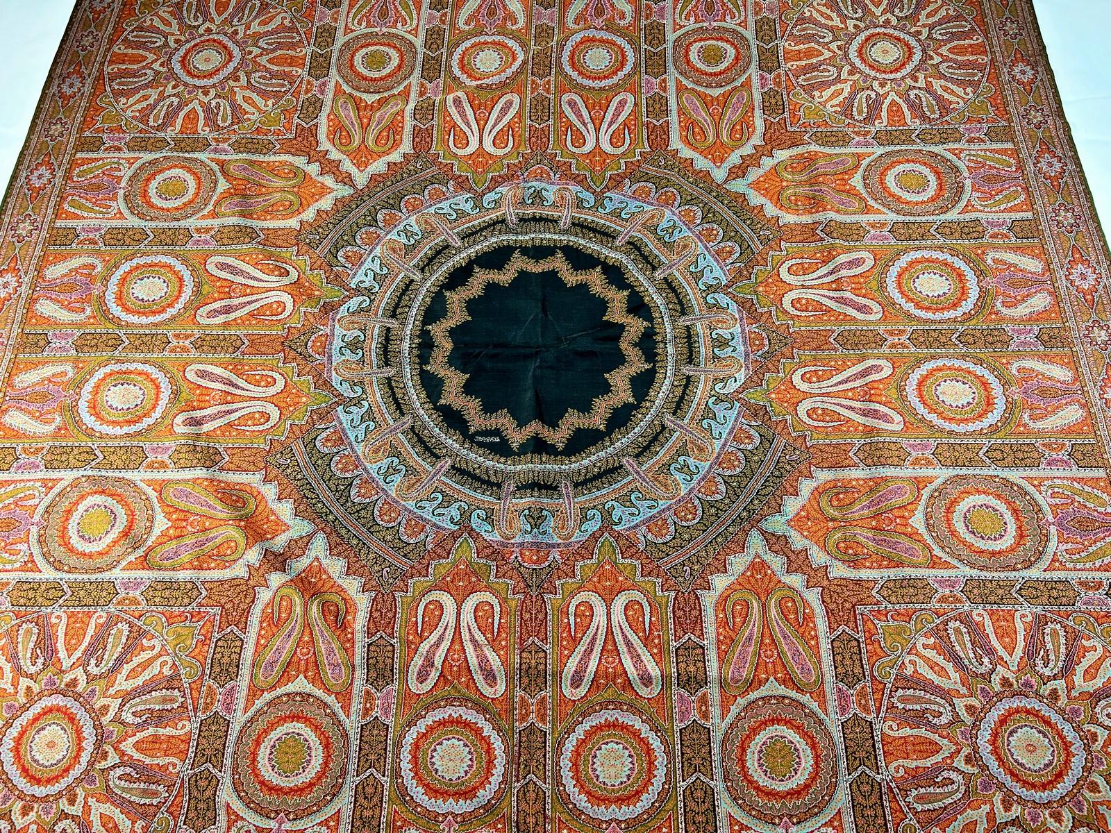 Châle de lune parisien en cachemire Paisley avec signature française Circa 1860 en vente 3