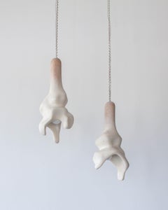 Coppia di lampade a sospensione scultoree in legno intagliato biologico "A Part Of Me"