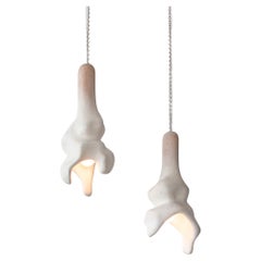 Coppia di lampade a sospensione scultoree in legno intagliato biologico "A Part Of Me"