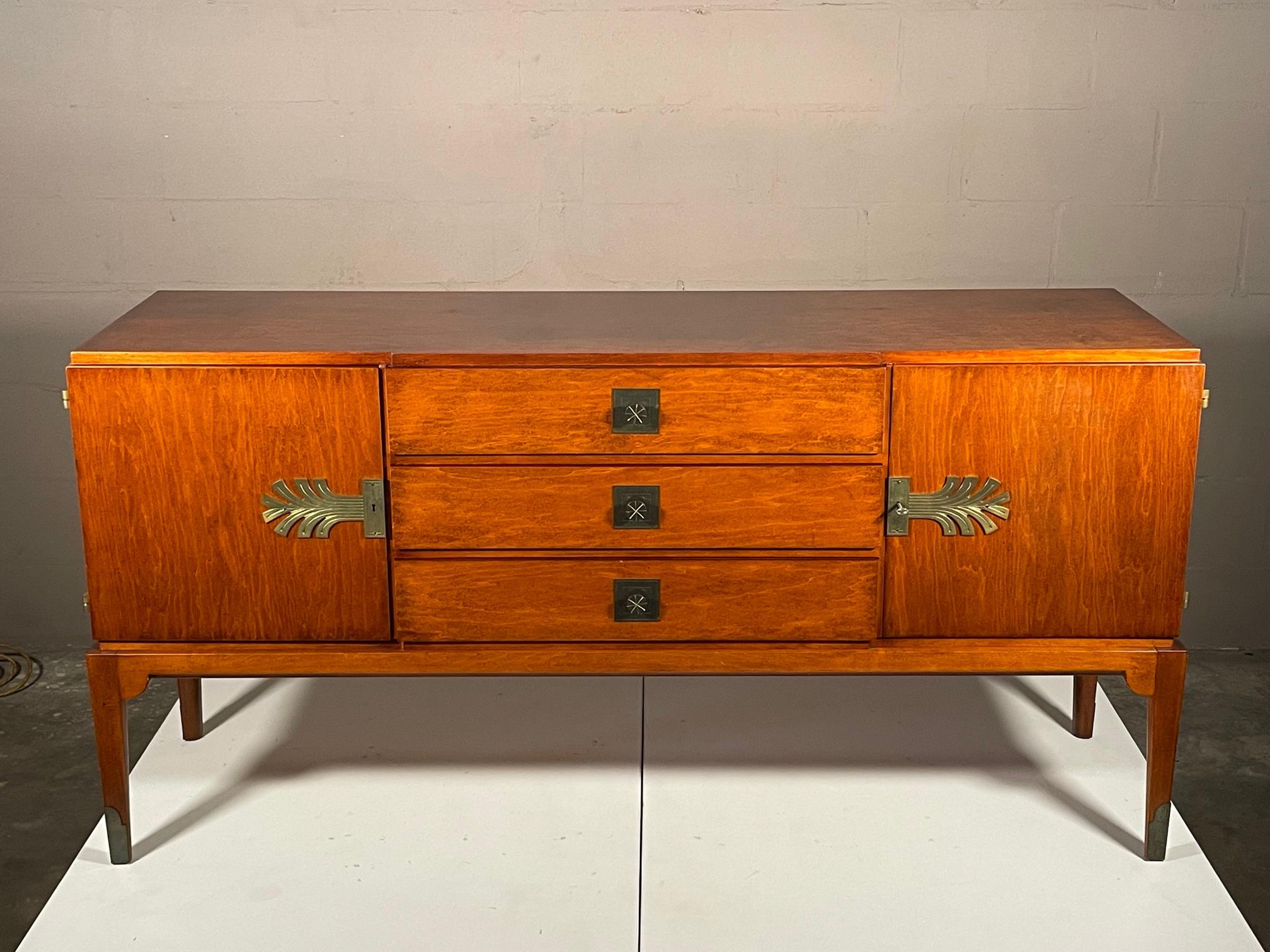Un classico server/buffet di Tommy Parzinger per Parzinger Originals, anni '60 circa. Bellissima ferramenta in ottone, chiave, cassetto superiore foderato in feltro. Costruzione di alta qualità e finitura originale e calda.