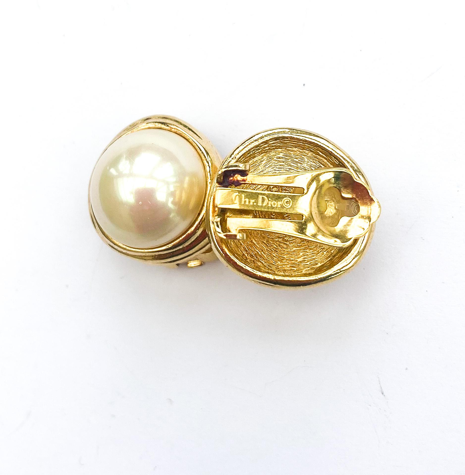 A paste pearl and gilt metal bar brooch and matching earrings, C. Dior, 1980s. For Sale 6