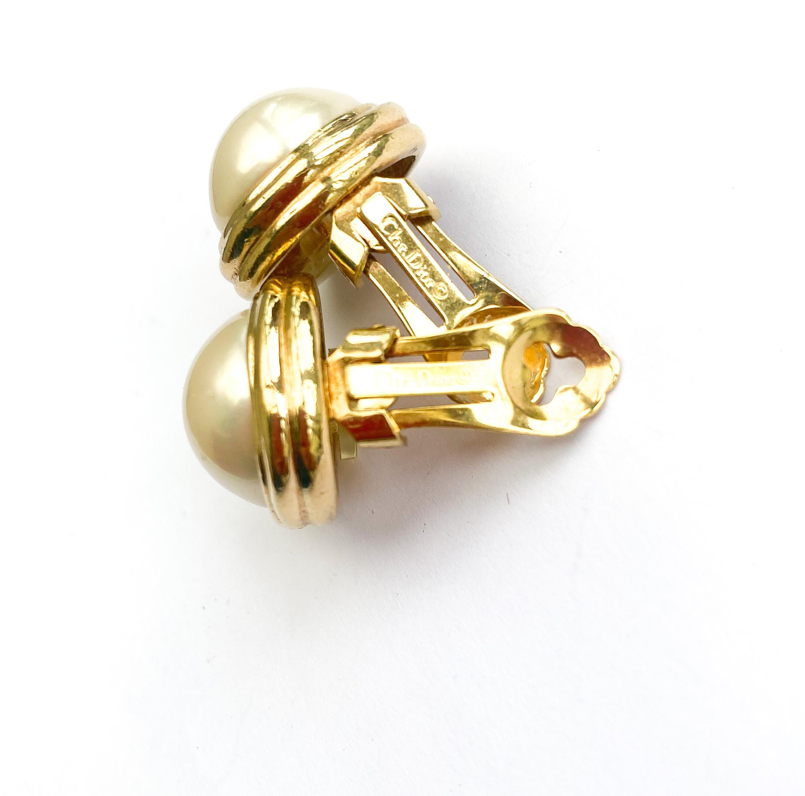 A paste pearl and gilt metal bar brooch and matching earrings, C. Dior, 1980s. For Sale 7