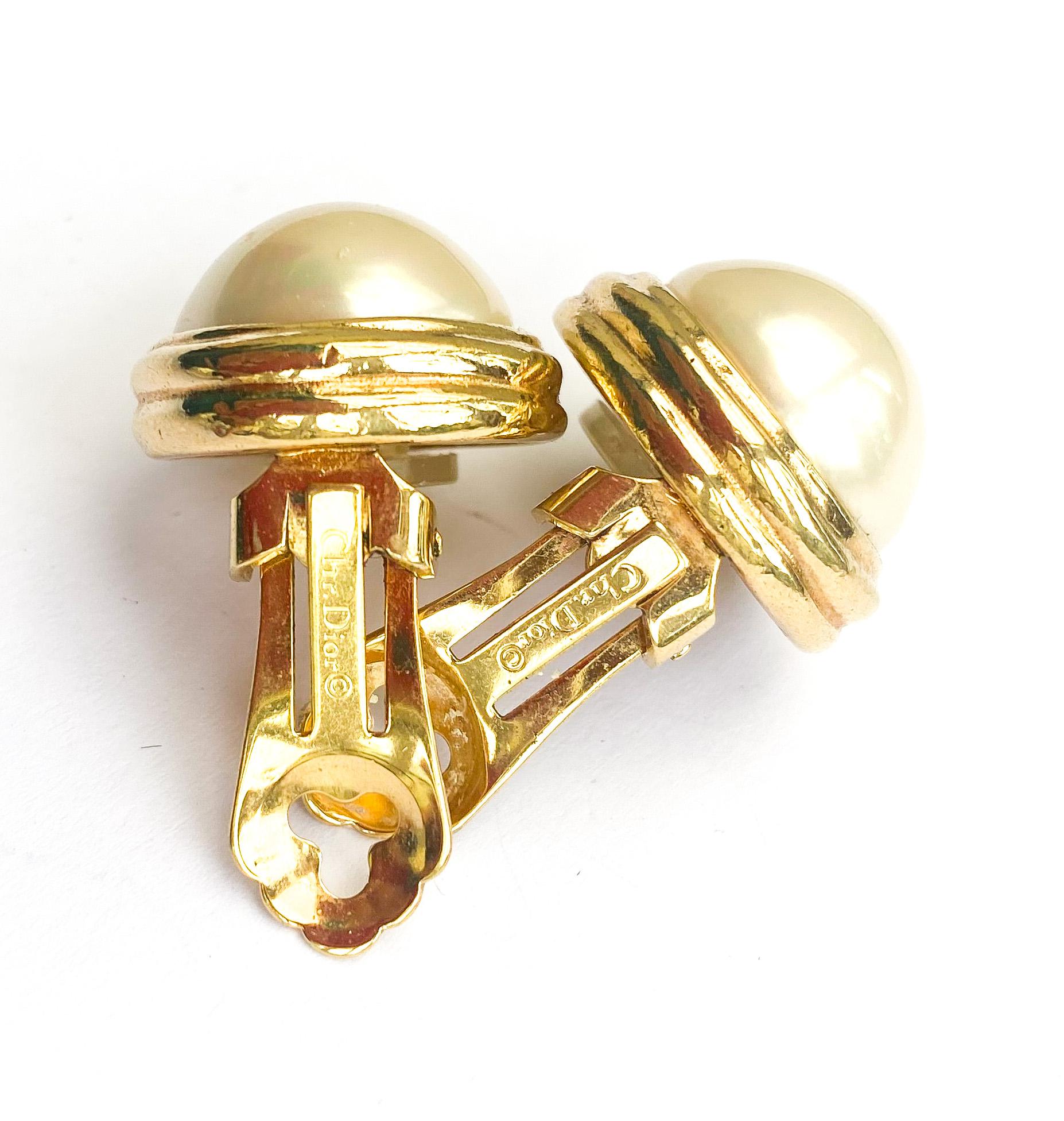 A paste pearl and gilt metal bar brooch and matching earrings, C. Dior, 1980s. For Sale 8