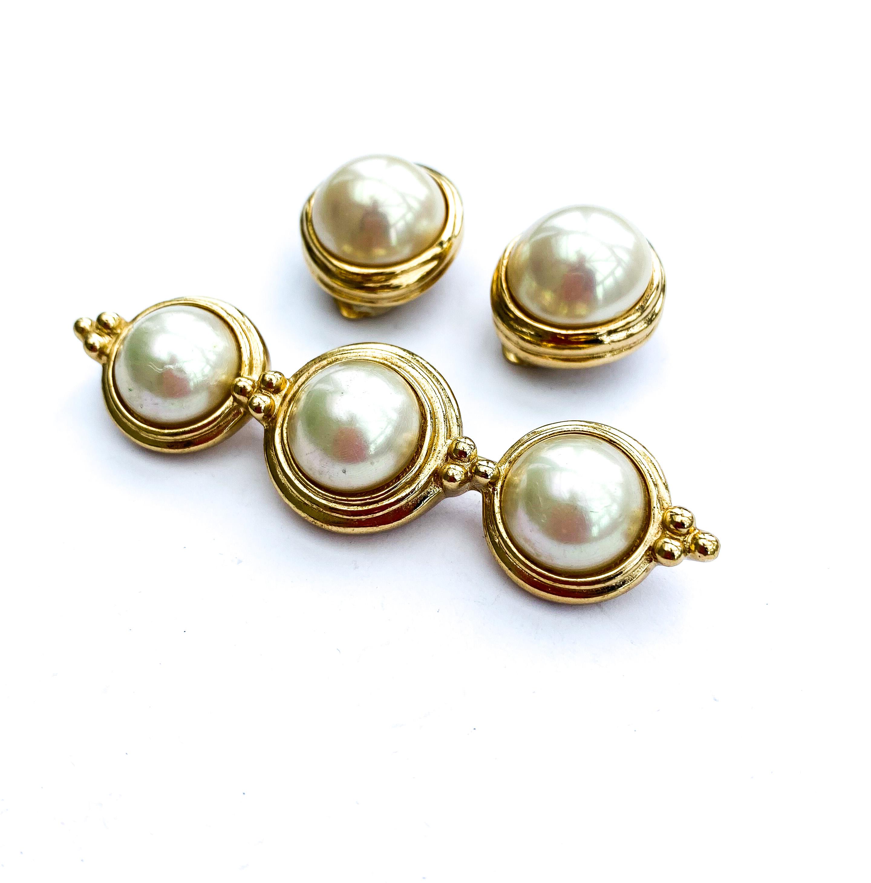 Ein sehr tragbarer und klassischer Look für Dior, 1980er Jahre. Elegant und schlicht, von sehr guter Qualität und einem schönen Glanz der Perlen, kann sie als Brosche und Ohrringe, oder nur als Brosche oder nur als Ohrringe getragen werden. Ein