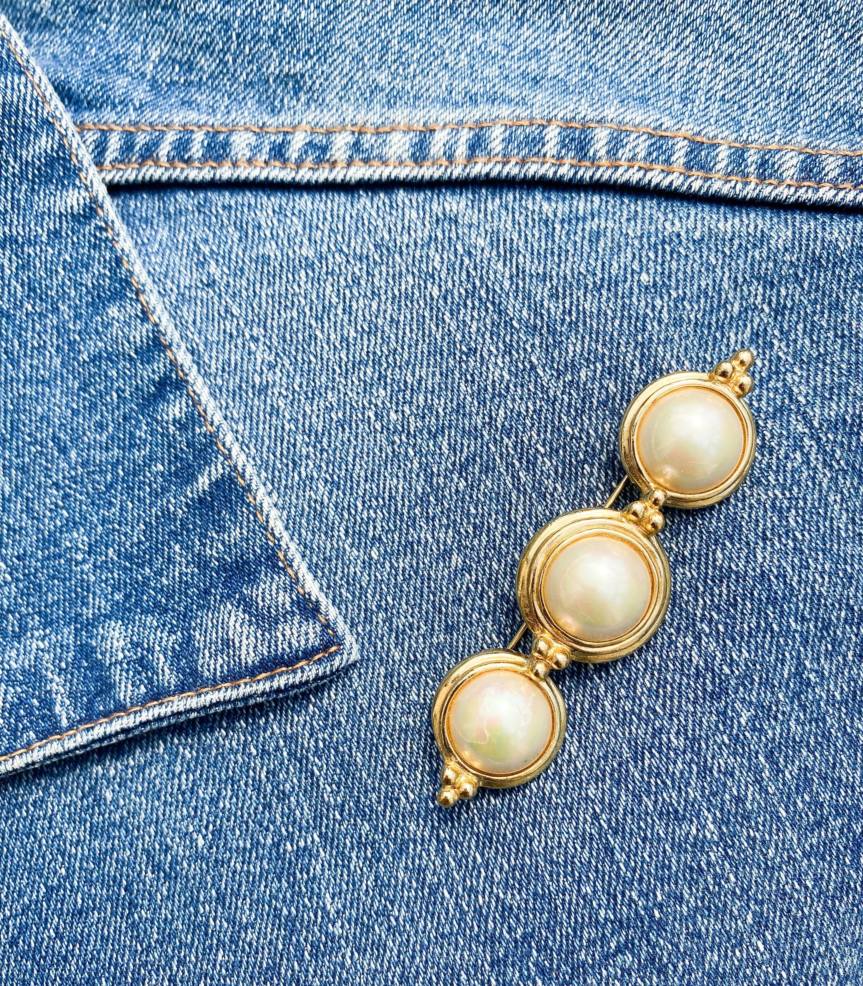 Ein Barbrosche aus Paste-Perlen und vergoldetem Metall mit passenden Ohrringen, C. Dior, 1980er Jahre. Damen im Angebot