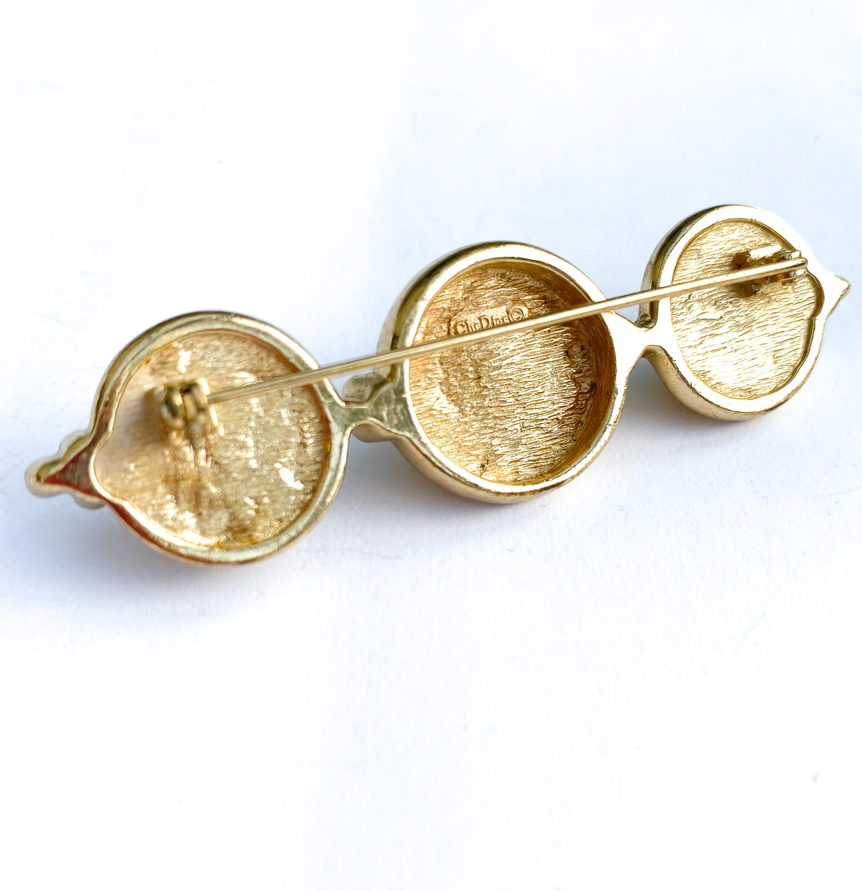 Ein Barbrosche aus Paste-Perlen und vergoldetem Metall mit passenden Ohrringen, C. Dior, 1980er Jahre. im Angebot 1
