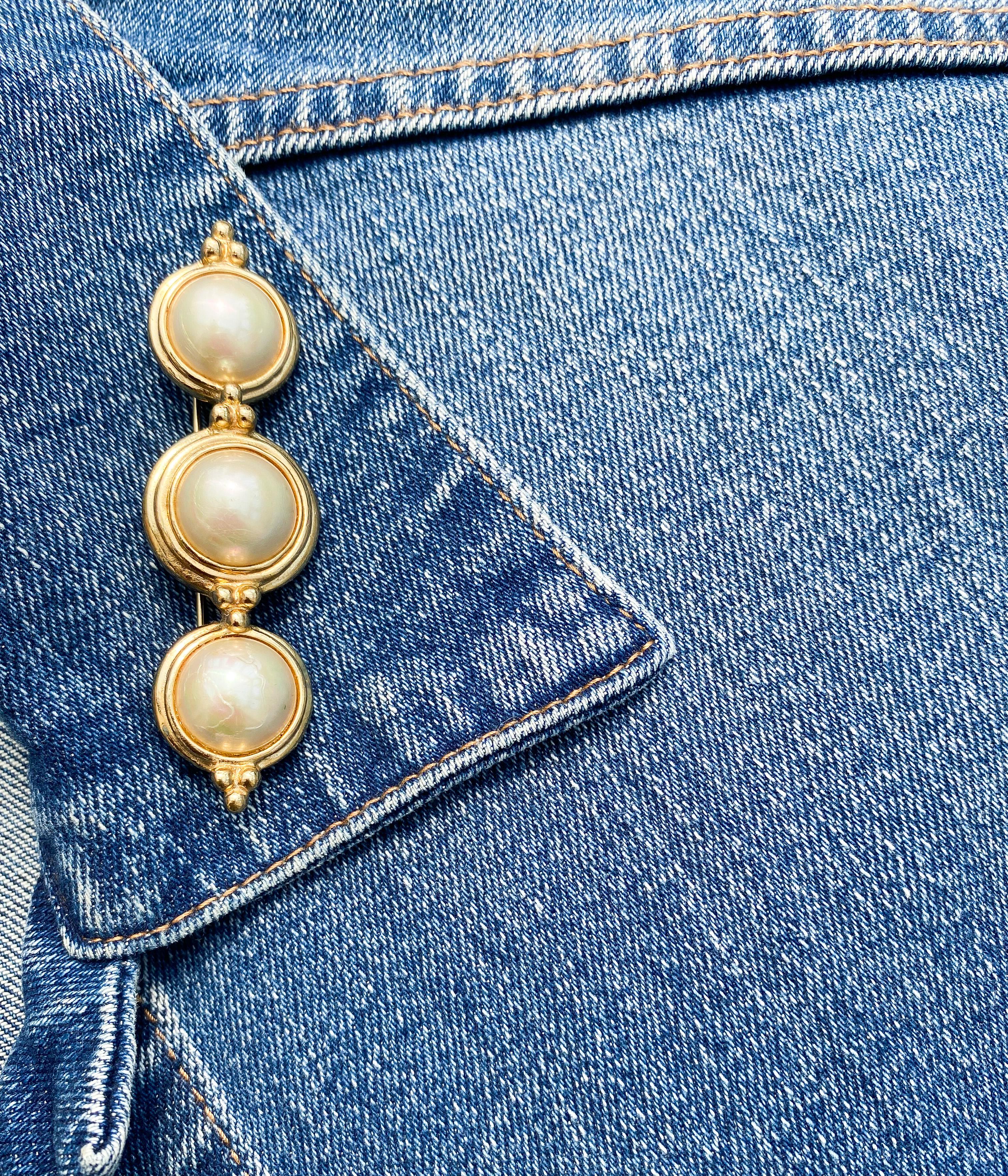 A paste pearl and gilt metal bar brooch and matching earrings, C. Dior, 1980s. For Sale 3