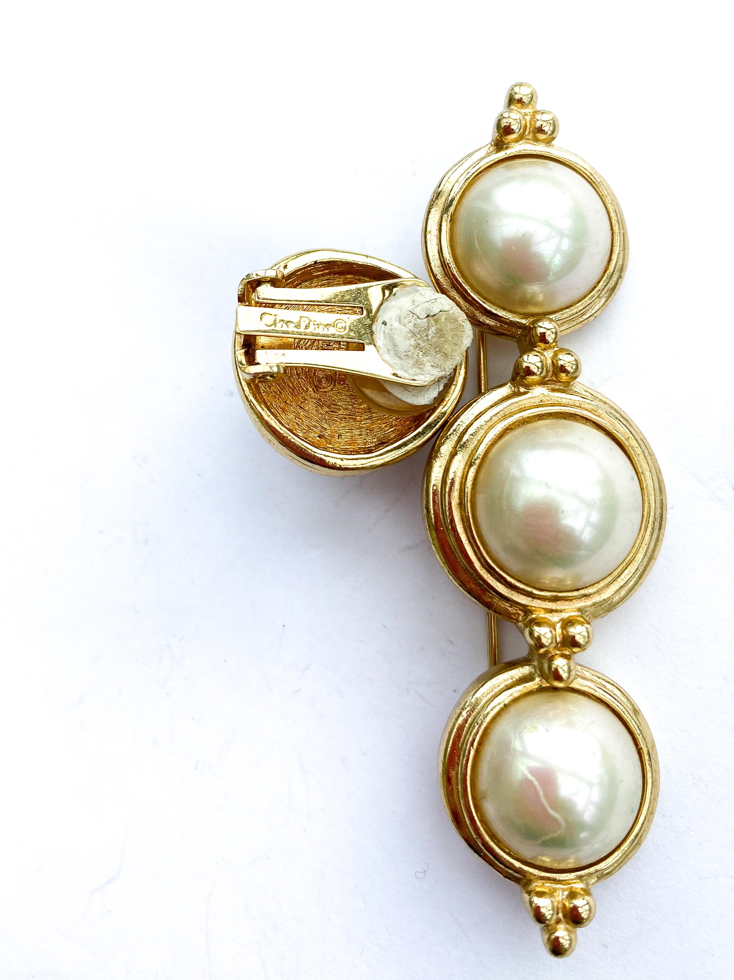 A paste pearl and gilt metal bar brooch and matching earrings, C. Dior, 1980s. For Sale 4