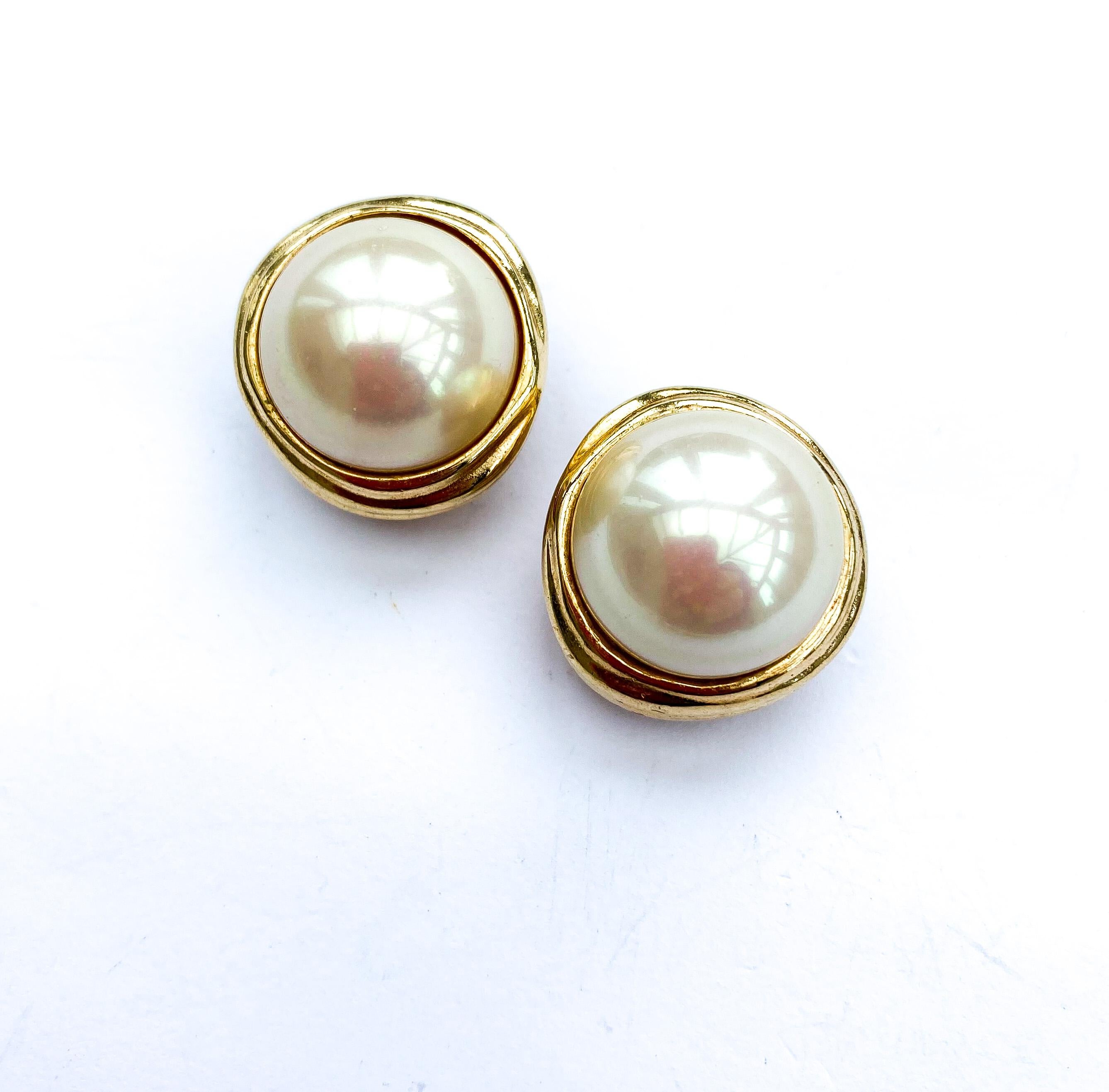 A paste pearl and gilt metal bar brooch and matching earrings, C. Dior, 1980s. For Sale 5